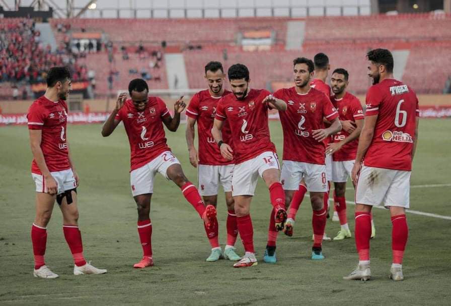 أنهي النادي الأهلي لقاءه أمام سموحة منذ قليل بفوز كبير، بأربعة أهداف مقابل هدف في الجولة السادسة من مسابقة الدوري المصري الممتاز لكرة القدم . ليصل النادي الأهلي إلي النقطة ال18 ليتربع بها علي قمة ترتيب جدول المسابقة منفرداً في المركز الأول . وقدم النادي الأهلي لقاء أكثر من رائع بعد الاستحواذ الشبه كامل للمباراة وخلق فرص كثيرة تَرجم بعضها الي اهداف. وأهدر الفريق ضربة جزاء في الدقيقة 5 من زمن الشوط الاول، عن طريق اللاعب بدر بانون . استطاع الأهلي أن يسعد جماهيره وعشاقه في كل مكان ، بفوزه بالمباراة ، بينما تجمد رصيد سموحة بعد خسارة اللقاء عند النقطة 6 في المركز ال12 من جدول المسابقة . أحرز اهداف الاهلي ، كلا من ايمن اشرف هدف وبيرسي تاو هدفين وحسين الشحات هدف ، بينما أحرز هدف سموحة الوحيد اللاعب محمد كناريا .