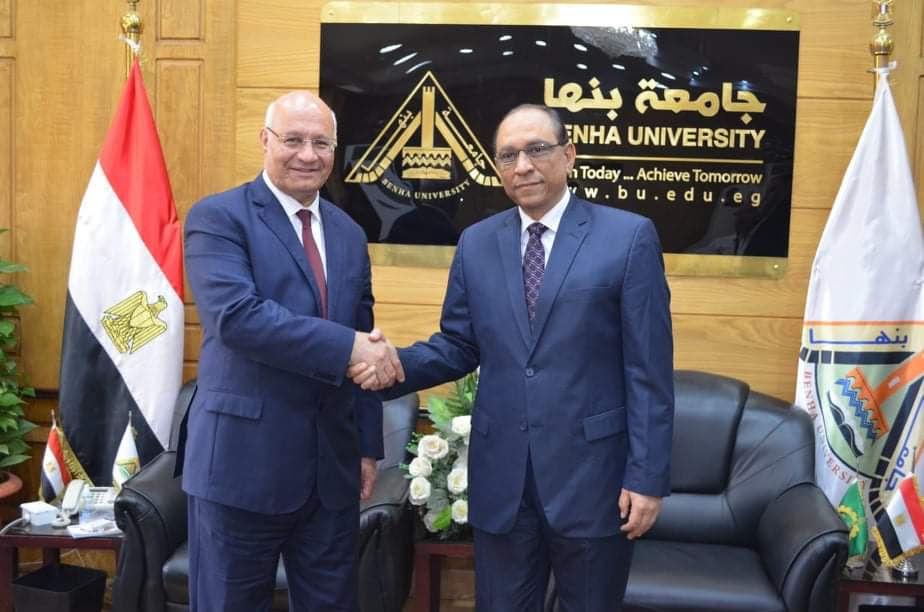 حيث التقى الدكتور جمال سوسة رئيس جامعة بنها بالدكتور خالد فتح الله رئيس معهد الإذاعة والتليفزيون والدكتور طارق توفيق نائب وزير الصحة والسكان وذلك بغرض التعاون والتنسيق مع معهد الإذاعة والتليفزيون والمجلس القومي للسكان. كما اكد الدكتور جمال سوسة إيمانه بالدور المحوري للإعلام في صناعة الوعي المجتمعي وحرصه الشديد على تطوير آليات العمل الإعلامي داخل الجامعة ومواكبة التطور التكنولوجي المتواجد على الساحة الإعلامية مشيرًا إلى أن تأسيس التعاون مع معهد الإذاعة والتليفزيون يأتي في إطار العمل على وضع برامج تدريبية إعلامية متكاملة لخدمة طلاب الجامعة من خلال استديو جامعة بنها، المزمع إطلاقه قريبا والذى سيساهم في تنفيذ حملات إعلامية تستهدف التوعية بالقضايا السكانية وغيرها من القضايا الوطنية الهامة. وقد أشاد الدكتور طارق توفيق بقيام جامعة بنها بتأسيس استديو لخدمة الطلاب والعملية التعليمية مشيرًا إلى أهمية توظيفه في خدمة قضايا مجتمعية مختلفة وإطلاق العديد من المبادرات التى تتعلق بالتوعية بقضايا السكان. وخلال الاجتماع عرض الدكتور خالد فتح الله أوجه التعاون المحتملة بين جامعة بنها والهيئة الوطنية للإعلام ممثلة في معهد الإذاعة والتليفزيون والتي ستشمل العديد من نقاط التعاون منها توفير التدريب العملي للطلاب داخل الأستوديوهات"الإذاعية والتليفزيونية" الخاصة بالهيئة الوطنية للإعلام بالإضافة إلى استحداث دورات تدريبية شاملة للمهارات الفنية والإعلامية لطلاب جامعة بنها وذلك بهدف نقل خبرات الهيئة الوطنية للإعلام لطلاب الجامعة والعمل على رفع مهارة الطلاب وإنتاج مواد إعلامية تساهم في زيادة الوعي تجاه قضايا مختلفة. وفي ختام اللقاء تفقد رئيس جامعة بنها بصحبة الضيوف استديو جامعة بنها للتعرف على الإمكانيات والقدرات الفنية للاستديو والنظر في التعاون المتعلقة بتشغيله بما يخدم القضايا الوطنية المختلفة والمساهمة في تعليم وتدريب طلاب الجامعة ومساعدتهم في إنتاج مشروعات التخرج