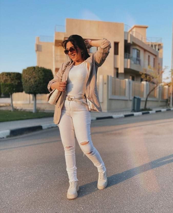 نشرت الفنانة أسما شريف منير عبر حسابها الشخصي بموقع تبادل الصور والفيديوهات "إنستجرام " مجموعة من الصور، ولافتت الأنظار بإطلالة شبابية رقية وهي ترتدي بليزر بيج وبنطلون أبيض وتيشرت أبيض، مما علقت على الصور قائلةً :" في أيام كدة بحب شكلي وبستحلي نفسي، النهاردة منهم شكراً السلام عليكوا، حب الذات". وكانت الفنانة أسما شريف منير وجهت رسالة لجمهورها وخاصتاً رسالة إلى جميع السيدات التي يمرون بنفس تجربتها بعد انفصالها عن زوجها الفنان محمود حجازى، عبر فيديو على حسابها على إنستجرام. قائلةً :" أول مرة انفصلت واتكلمت في موضوع طلاقي ساعد ستات كتير انهم يحسوا إنهم مش لوحدهم وانهم ممكن يقفوا علي رجليهم تاني ويشتغلوا ويتخطوا الالم، و لما اتجوزت و كنت مطلقة و معايا بنت حسوا ان في امل و انهم مش معيوبين و لا ناقصهم حاجة عشان يستخصروا في نفسهم السعادة و بداية حياة جديدة لأنه ده حلال ربنا". وتابعت:" مهما المجتمع بيصعب الامور علي المطلقة أو الأرملة أو الست اللي "اتأخرت في الجواز" ده حق ربنا اداهولنا عشان عارف اكيد ان ممكن ناس متكملش مع ناس او تتشصعب في علاقة مع حد، و حالياً بعد ما القصة اللي أدت ناس كتير أمل ان في حب وعوض انتهت، ناس كتير بعتتلي أن الخبر خلاها تحس بيأس و في ناس أحبطت وده وقفني لحظة كده وحسيت بمسؤلية، طيب نرجع بقي للشهرة اللي ربنا ادهاني اكيد ليها سبب اكيد في سبب لوجودي في الدنيا فا قولت لازم اقول الكلام ده و هو من اعماق قلبي". وأضافت :" بعد اللي حصل اكيد زعلانه و اي فراق بيكون وجع و بيسيب فراغ و بيعمل برجلة، بس ساعات بيكون سيناريو رباني لسبب اكبر مننا احنا مش فاهمين ليه دلوقتي بس بنفهم قدام".