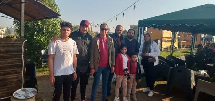 طالب العشرات من الشباب من أصحاب الكرافانات، بمنطقة الرياح التوفيقي بمدينة بنها بمحافظة القليوبية، بتدخل عاجل من الرئيس عبد الفتاح السيسي رئيس الجمهورية، واللواء عبد الحميد الهجان محافظ القليوبية، لإنقاذهم وإنقاذ أسرهم والبالغ عددها قرابه ال 500 أسرة من اصحاب الكرافانات والعاملين بها، عقب إثارة نقلهم إلى مكان آخر لا يتناسب مع مشاريعهم ويهدد باستمرارها وتشريد أسرهم . قال محمد جمال عيسي، أن المشكلة تتمثل في وجود 73 كرافان يعمل بها العشرات من الشباب، يعولون اسرا مهددين بفقدان مصدر رزقهم. حيث أنه يتم نقلهم إلى منطقة مساكن الموالح في منطقة سكنية، لا تتناسب معهم بسبب أن وجود الكرافانات سيتسبب في وقوع المشاكل بسبب الاحتكاك بين السكان وأصحاب تلك الكرافانات . وطلب باستمرار الشباب في هذا المكان، الذى تحول من بؤرة إهمال ومخالفات، إلى مكان حضارى ومتنفس حقيقي لسكان بنها واجوارها . وناشد الرئيس السيسي رئيس الجمهورية الذى نثق في دعمه ومساندته للشباب، في إنشاء مشروعات تعود بالنفع على المجتمع وعلى ثقته في محافظ القليوبية الذى أكد أنه داعم للشباب ولا يقف في وجه الشباب الجاد المخلص المحب لوطنه بالتدخل  . وطالب محمود موسي صاحب كرافان، بتعاطف مسئولى الرى معهم بدلا من الوقوف ضدهم، لأنهم ببساطة شباب محب ومخلص للوطن وما قدموه من مشروعات غيرت خريطة ومظهر مدينة بنها، يجب أن يكون سببا لدعمهم بدلا من الوقوف في وجههم . وأضافت اسراء متولى، انها تعول أسرة مكونه من طفلين وأنها سعت لكسب قوت أسرتها، وما تطالب به هو أن يستمر دعم الدولة لهم في تلك المشروعات .