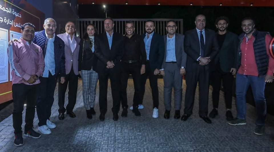 أكد الدكتور محمد شوقي المرشح على منصب العضوية في انتخابات الأهلي ضمن قائمة الكابتن محمود الخطيب أن هناك استراتيجية واضحة المعالم تسعي القائمة لتنفيذها من خلال برنامج شامل، ومتكامل يحتوي على أفكار جديدة تم صياغتها وبلورتها بعناية شديدة لتواكب طموحات اعضاء الجمعية العمومية، وجماهير الاهلي في احداث نقلة نوعية "عالمية" في كل المجالات داخل النادي بكل فروعه. وقال إن شعار القائمة "فريقنا واحد .. هدفنا واحد " يؤكد أن التكاتف من أجل خدمة النادي هو الهدف الرئيسي من اجل الوصول بالنادي الي المكانة المرموقة التي يستحقها على كافة الأصعدة، والجميع يعرف أن الوحدة والتجانس والتفاهم هي الركيزة الاساسية لنجاح أي منظومة ادارية في العالم، وقائمة الخطيب الموحدة تمتلك كل ذلك وهو ما يساعد علي النجاح والحفاظ علي الاستقرار داخل مجلس الإدارة خاصة إنها شملت جميع التخصصات من أصحاب الخبرات التي تلبي احتياجات الأهلي المتنوعة. وأوضح الدكتور محمد شوقي أن يوم 26 نوفمبر يجب أن يكون عرسًا كبيرًا من خلال الحضور المكثف لأعضاء الجمعية العمومية للأهلي، والمشاركة في اختيار من يمثلهم متمنيا مشاركة من أجل وحدة الصف واستقرار النادي. وتطرق للحديث عن شركات النادي الثلاث التي تم الإعلان عنها وهي شركة الأهلي لكرة القدم وشركة الأهلي للمنشآت الرياضية وشركة الأهلي للخدمات الرياضية حيث تعد قفزة هائلة، وغير مسبوقة نحو آفاق طموحة هدفها الوصول لأبعد نقطة ممكنة من الإحترافية ليتوسع النادي في الدور الرياضي والمجتمعي سواء على الصعيد المحلي أو الدولي. وقال الدكتور محمد شوقي أنه لم يترشح خلال الدورة الماضية بناءًا على رؤية لجنة الحكماء والكابتن محمود الخطيب لأن مصلحة الأهلي فوق كل الاعتبارات، مؤكدًا انه لو كان طلب منه عدم الترشح خلال الانتخابات المقبلة كان سيلتزم بذلك علي الفور لأن أبناء النادي يسعون لخدمته بغض النظر عن المناصب. وتضم قائمة الكابتن محمود الخطيب في الانتخابات المقبلة كل من العامري فاروق نائباً للرئيس، وخالد مرتجي أميناً للصندوق، والعضوية فوق السن كل من الدكتور محمد شوقي وطارق قنديل ومحمد الدماطي ومهند مجدي ومحمد الغزاوي وحسام غالي ومحمد سراج الدين، وفي العضوية تحت السن محمد الجارحي ومي عاطف.