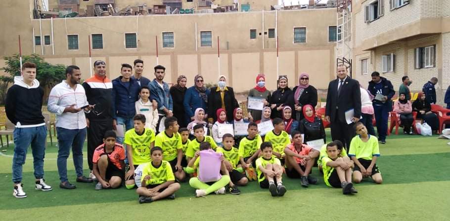 احتفلت جامعة الزقازيق "بيوم الطفل العالمي" ، تحت رعاية الدكتور عثمان شعلان رئيس الجامعة مع أبناء دار أطفال وكبار بلا مأوى، حيث نظمت وحدة العمل التطوعي بكلية التربية النوعية يوماً ترفيهياً تثقيفياً رياضياً. وجاء هذا بحضور الدكتورة جيهان يسري نائب رئيس الجامعة لشئون خدمة المجتمع وتنمية البيئة، وبإشراف الدكتور هاني حلمي عميد الكلية ، وتضمنت فعالياته الألعاب والأنشطة الرياضية ومسرح للعرائس وفقرة الساحر . وخلال فعاليات اليوم أعربت الدكتورة جيهان يسري عن سعادتها بالمشاركة في رسم البسمة على وجوه أطفال وأبناء الدار كباراً وصغاراً ، مضيفةً أن الدولة تولي اهتماماً كبيراً بهم وتكرس كل طاقتها لرعايتهم وتوفير احتياجاتهم فهم المستقبل المشرق لمصرنا الغالية . يأتي تنظيم الإحتفال استكمالا لمبادرة أنت اقوى التي أطلقتها كلية التربية النوعية بإشراف الدكتور يونس مصطفى وكيل الكلية لشئون خدمة المجتمع وتنمية البيئة وتنفيذ الدكتورة تغريد بركات مدير وحدة العمل التطوعي والدكتورة أميرة خيري . وقد شملت المبادرة عدد من الفعاليات منها زيارة لمستشفى الاطفال بصيدناوي يشارك فيها فريق عمل تطوعي من طلاب وطالبات الكلية .