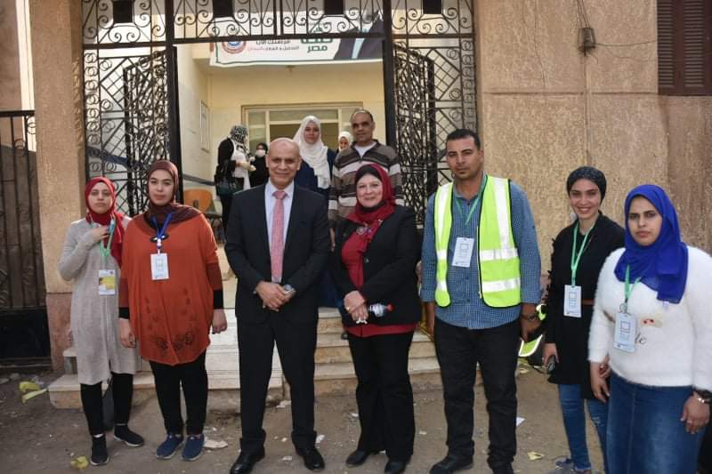 فى اطار المبادرة الرئاسية حياة كريمة واصل قطاع خدمة المجتمع وتنمية البيئة بجامعة بنها برعاية اللواء عبدالحميد الهجان محافظ القليوبية، والدكتور جمال سوسه رئيس جامعة بنها، والدكتور محمود العراقي المشرف علي قطاع خدمة المجتمع وتنمية البيئة ، والدكتور محمد جمال الدين الأشهب عميد كلية الطب ورئيس مجلس إدارة المستشفيات الجامعية ببنها، تنظيم القوافل الطبية التخصصية التوعوية بقرى شبين القناطر ، تحت إشراف وتنسيق الدكتورة نيرمين عدلى محمود وكيل كلية الطب البشري بجامعة بنها لشئون خدمة المجتمع وتنمية البيئة ، وبالتعاون مع الدكتور عمرو الدخاخني المدير التنفيذي لمستشفيات بنها الجامعية، والدكتور محمد شاكر مدير المستشفيات . تضمنت القوافل برنامج زيارات ميدانية لطلاب جامعة بنها لمشاريع حياة كريمة ، حيث تم الدفع بقافلة طبية بقرية كفر سندوه بشبين القناطر، وذلك فى إطار الدور المجتمعى التى تقوم به الجامعة لخدمة القرى الأكثر احتياجا وذلك في تخصصات ( الباطنة العامة - جراحة العظام - الأطفال ). وشهدت فعاليات القافلة حضور الدكتور محمود العراقي المشرف على قطاع خدمة المجتمع وتنمية البيئة بالجامعة في أول جولة له عقب توليه المنصب، والذى أكد أن المبادرة الرئاسية حياة كريمة حققت نجاحات ملموسة في مختلف قطاعاتها بفضل رعاية الرئيس عبد الفتاح السيسي لتلك المبادرة الهادفة للنهوض بالريف والإنسان المصرى . كما أثنى المشرف العام على قطاع خدمة المجتمع وتنمية البيئة بمجهودات قيادات الجامعة ، وكلية الطب والمستشفيات الجامعية وبالتعاون الناجح مع مديرية الشباب والرياضة بالقليوبية والشركة القابضة لمياة الشرب ، وطلاب الجمعية العلمية بكلية الطب والتمريض بالمستشفيات الجامعية وجهاز رعاية الشباب بإدارة الجامعة، بقيادة الدكتور خالد العيسوي منسق عام الانشطة الطلابية بالجامعة، والدكتور مصبح كحيل مدير رعاية الشباب. و تم الكشف على أهالى القرية وصرف العلاج مجانا، و تحويل بعض الحالات للمستشفى الجامعي لعمل الإشاعات اللازمة وإجراء العمليات الجراحية و الكشف المبكر لأورام الثدي.