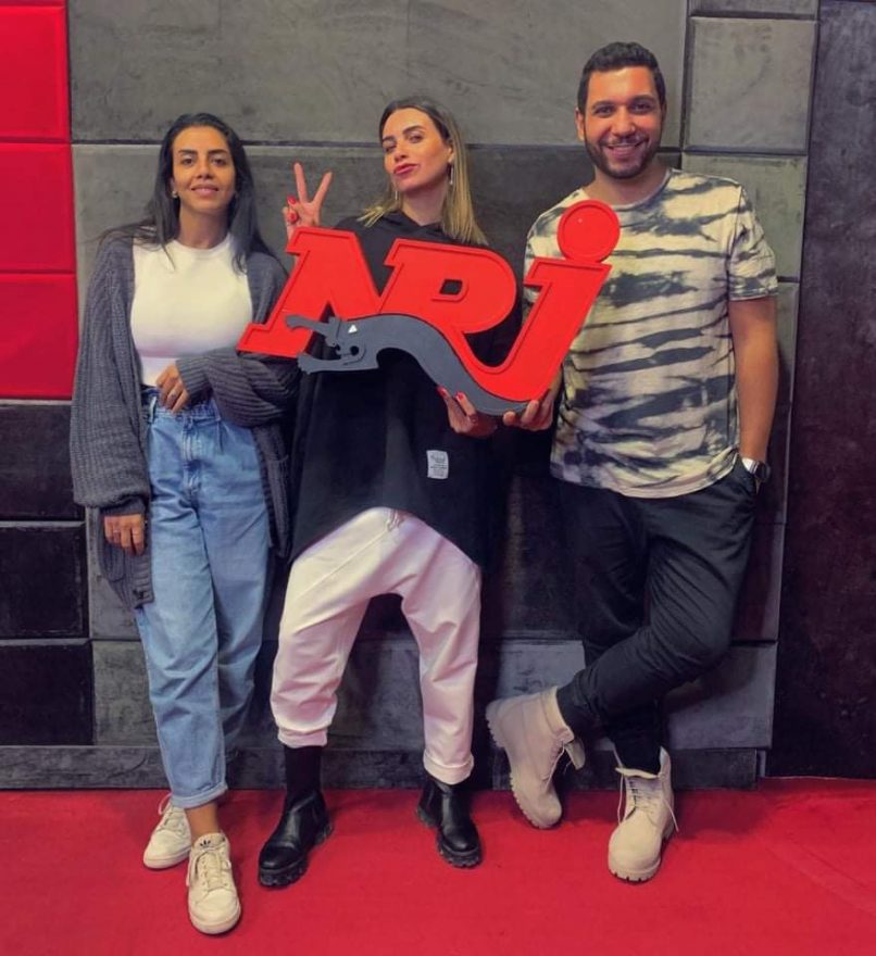 حلت المغنية والممثلة نور قدري ضيفة على برنامج" أهلا وزحما" مع باسم كميل وسارة المنذر على محطة راديو إنرجي 92.1 وذلك للحديث عن مشوارها الفني . وكشفت " قدري" في حوارها عن أول لقاء لها مع الزعيم عادل إمام الذي شاركت معه في مسلسل عوالم خفية، وتحدثت عن خوفها الشديد من مواجهته. ووضحت "قدري" إنها كانت تقوم بأول تصوير مشهد لها مع عادل إمام في الاستوديو ، وحينما قررت الخروج من غرفتها شاهدته في ممر المكان فرجعت إلى غرفتها مسرعة ورفضت الخروج منها مره أخرى . وأضافت " قدري" أن محمد عادل إمام هو من قدمها إلى والدها الذي ابتسم حينما رآها وقال لها:" رقبتك طويلة زي الفراعنة". و قالت نور قدري أنها لم تتمكن من التمثيل في مشهدها أمام عادل إمام قدر ما كانت سعيدة ومستمتعة بمشاهدتها وهو يمثل أمامها. وكشفت نور قدري أن المايسترو سليم سحاب هو أول من اكتشف موهبتها الغنائية في الأوبرا وقدمت أمامه أغنية نادرة لعبد الحليم حافظ، ثم التحقت بكورال الأطفال في التلفزيون ودرست الموسيقى حتى انضمت للفنان هاني شنوده في فرقة المصريين في عمر 14 عاما. وأشارت نور قدري إلى أن الفنان خالد جلال هو صاحب الفضل في اكتشاف قدراتها الكوميدية، أثناء مشاركتها في الورشة التي شاركت في إبراز أجيال فنية كبيرة. وأوضحت أن مشهد كوميدي لها مع أنتوني ماهر في مسرحية بعد الليل كان السبب وراء اختيارها لتكون ضمن فريق برنامج snl . كما عبرت نور قدري عن حبها للفنان فتحي عبد الوهاب الذي قدمت أمامه في عوالم خفية دورا مميز، ووصفته بأنه جوكرر تمثيل وقال لها حينما قابلها:" هنعمل شغل حلو مع بعض". وعبرت نور قدري عن رغبتها في العودة إلى الغناء مرة أخرى بعدما انشغلت بالتمثيل والكوميديا عن تدريب صوتها، مشيرة إلى رغبتها في تقديم ما وصفته بـ"الجنان" والتماشي مع المود العام. وقالت نور قدري في أهلا وزحما:"هتجنن وهعمل حاجة مختلفة وتمشي مع المود اللي الناس كلها بتسمعه"، فيما كشفت عن حبها للاستماع إلى أحمد شيبه وعبد الباسط حموده، ويجز وعنبة.
