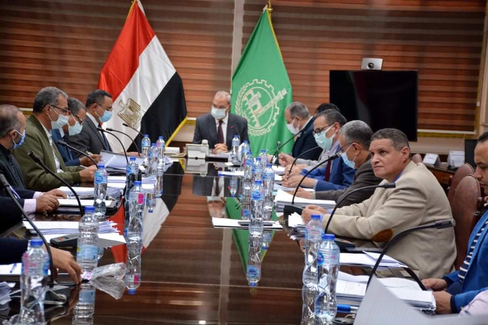 عقد اللواء عبد الحميد الهجان محافظ القليوبية، اجتماعا موسعا لمجلس إدارة المناطق الصناعية بحضور أعضاء مجلس الإدارة، واللواء هشام خشبة السكرتير العام، والسيد المستشار صلاح سالم المستشار القانوني، والعميد خالد كشك رئيس مركز ومدينة الخانكة، والاستاذ محمد علام مدير المناطق الصناعية ومديري الشئون الاقتصادية والاستثمار والإسكان والتخطيط العمراني والأملاك والشئون المالية والحسابات والشئون القانونية بالمحافظة.  استعرض الاجتماع عدد من الموضوعات الخاصة بالمشاريع الاستثمارية ، منطقتي الشروق والصفا الصناعيتين بالخانكة، وسبل الوصول الى حلول لاي مشكلات وذلك في ضوء الإلتزامات، وإزالة العقبات التي تواجه الانشطة المختلفه للمستثمرين، وإعطاء بعض المهل وإستئناف الاعمال في اقل وقت ممكن. وقد انتهى المجلس إلى إصدار عدد من القرارات الهامة لدفع عجلة الاستثمار، وتذليل العقبات التي تواجه المستثمرين بالمناطق الصناعية، حيث قرر المجلس الموافقة على فتوى السيد المستشار القانوني بخفض مقابل تغيير الكيان القانونى من 50 % من فرق قيمة الأرض وقت التصرف ووقت التخصيص، لتصل إلى 10% من القيمة السوقية للأرض وقت التصرف ،وهو ماكان يشكل عبء كبير على كاهل المستثمرين كذلك تم الموافقة على السير فى إجراءات ضم مساحة 16 فدان مجاورة لمنطقة الشروق الصناعية والتنسيق مع الهيئة العامة للتنمية الصناعية لاستغلالها كمنطقة خدمات إدارية ولوجيستية للمنطقة. و وجه المحافظ بسرعة الانتهاء من دراسة تدعيم الإنارة بالمناطق الصناعية ومتابعة الانتهاء من مشروعات البنية التحتية، و تحديد احتياجات المناطق الصناعية لإدراجها بخطة المحافظة. وكما تم استعراض طلبات السادة المستثمرين، بزيادة قيد الارتفاع بمنطقتى الشروق والصفا بما يتلاءم وطبيعة الأنشطة الصناعية، وقد وجه بضرورة التنسيق مع كافة الجهات المعنية بالدولة لتذليل اى عقبات أمام المستثمرين، مؤكدا أن المحافظة لا تدخر جهدا أمام دعم الاستثمار الجاد بإعتباره القوة الدافعة للتنمية الاقتصادية. وشدد المحافظ، على سرعة اتخاذ الإجراءات لإنشاء والانتهاء من جميع خدمات البنية التحتية والآساسية المقدمة للمناطق الصناعية ، مشيرا إلى أن الاستثمار يمثل حجر الزاوية للتنمية الاقتصادية والاجتماعية باعتباره أحد العوامل الرئيسية والهامة لتحسين مستوى الإقتصاد وزيادة الناتج المحلي، وخلق فرص عمل حقيقية أمام الشباب لتحسين مستوى الدخل القومي ودفع عملية التنمية والبناء. وأكد الهجان على أن الأجهزة التنفيذية بكل إداراتها ومستوياتها في خدمة المستثمرين، في أي مكان وأي موقع، طالما يتسم هذا المستثمر بالجدية، مشيرا إلى أن الحكومة تحرص على تنمية وتطوير المناطق الصناعية بالمحافظات والنهوض بها، من أجل توفير المزيد من فرص التشغيل لأبنائها ، ودفع عجلة التنمية المستدامة إلى جانب إتاحة المزيد من الحوافز لتشجيع المستثمرين. وطالب عبدالحميد الهجان محافظ القليوبية ، مجلس الإدارة بضرورة التسهيل بقدر المستطاع على المستثمرين، والعمل بروح القانون لزيادة حجم الاستثمار، وخلق فرص عمل للشباب لينعكس ذلك بشكل عام علي زيادة الخدمات وتنمية الموارد في شتي القطاعات تحت ضوء استراتيجية مصر للتنمية المستدامة(رؤية مصر 2030) مع تحقيق نمو إقتصادي مرتفع مستدام وتعزيز الاستثمار.