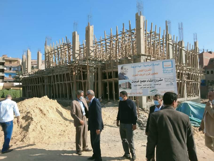أجرى اللواء عبد الحميد الهجان محافظ القليوبية، جولة تفقدية مفاجئة، اليوم الجمعة، رافقه خلالها المحاسب خالد العرفي رئيس مجلس مدينه شبين القناطر ، لمتابعة معدلات التنفيذ ونسب الإنجاز بمشروعات المبادرة الرئاسية «حياة كريمة»، بمركز ومدينة شبين القناطر . استهل المحافظ الجولة، بتفقد أعمال الصرف الصحي بقرية الحصافة بتكلفة 8 مليون جنيه، بنسبة تنفيذ 97% (جاري عمل شبكات الانحدار)، وأعمال الصرف الصحي بكفر الدير بتكلفة 6 مليون جنيه وبنسبه تنفيذ 38% وأكد الهجان على سرعة دفع الأعمال لتسلمها في الموعد المحدد وفقا للجدول الزمني . كما تفقد الهجان الأعمال الجارية بمجمع خدمات كفر شبين بتكلفة 9 مليون جنيه، وقد بلغت نسبة التنفيذ ٦٥% ، حيث تم الانتهاء من جميع الأعمال الإنشائية، وجاري إنهاء أعمال التشطيبات الداخلية للواجهات . وتابع الأعمال الجارية بمجمع الخدمات الزراعية، بنسبة تنفيذ 60% . وقام بزيارة مدرسة كفر شبين (المدرسة الجديدة 1)، لمتابعة أعمال التطوير ، والتي تتكون من 14 فصلا بتكلفة مليون جنيه تقريبا، وتم الانتهاء من أعمال التطوير بنسبه حوالي 60%. و استكمل الهجان الجولة، بمتابعة أعمال رفع كفاءة مركز شباب كفر شبين والتي بلغت نسبة الإنجاز بها حوالي 98%، من خلال الأعمال الإنشائية داخل مراكز الشباب والمدرجة ضمن المبادرة الرئاسية حياة كريمة، والتي تهدف إلى رفع كفاءة المركز، حيث يشمل ( صالة احتفالات - صالة جيم - صالة مناسبات - حضانة - مكتبة - قاعة حاسب آلي - ملعب متعدد )، وينفذها جهاز تعمير القاهره الكبرى، وتم الانتهاء من الأعمال الإنشائية، ووجه المحافظ بسرعة الانتهاء من التجهيزات وتوريد الأجهزة الرياضية . وقم بمتابعة أعمال تمديد كابلات الجهد المنخفض للإنارة العامة بطريق قليوب شبين القناطر، حيث تم وضع قواعد خرسانية للأعمدة وفرد كابلات الكهرباء، بإسناد جهاز تعمير القاهرة الكبرى، وذلك لسرعة إنهاء أعمال المرافق المقررة للطريق، تمهيداً لرصف الطريق ضمن الطرق الرئيسية المدرجة بالمبادرة الرئاسية حياة كريمة بمركز ومدينة شبين القناطر . وكذلك الأعمال الإنشائية الجارية بمجمع خدمات طحانوب، والتي تم تنفيذ 35% منها ، بتكلفته تبلغ 9 مليون جنيه، بالإضافة إلى مجمع الخدمات الزراعية والبيطرية، والذي وصلت نسبة الإنتهاء من المشروع الي 50% ، وبتكلفة تصل إلى 8 مليون جنيه. كما تفقد الأعمال الإنشائية الجارية بمجمع خدمات نوى، والتي تم الإنتهاء منها بنسبة 47%، و تبلغ تكلفتها حوالى 9 مليون جنيه . كما تم متابعة مجمع الخدمات الزراعية بقرية نوى، بنسبة تنفيذ 50% وبتكلفة تصل إلى 8 مليون جنيه، بالإضافة إلى زيارة مركز شباب نوى، والذي يتكون من مبنى اجتماعي وملعب وغرف تبديل ملابس وسور ، وتم تنفيذ 70% من المشروع، وبتكلفة تصل إلى 6 مليون جنيه تقريبا. واختتم المحافظ جولته المفاجئة، بتفقد المنازل المدرجة ضمن "سكن كريم"، والذي يستهدف إحلال وتجديد المنازل القديمة بقرية نوى، حيث التقى بأصحاب المنازل، مؤكدا على أنه حالياً يتم بالقرية تطوير ورفع كفاءة شامل عبر توصيل الصرف الصحي والمياه والكهرباء وبناء مجمع خدمات ضمن مبادرة حياة كريمة. وقد وجه محافظ القليوبية، بسرعة إنهاء الأعمال بالمواعيد المحددة وتكثيف العمل لسرعة الإنجاز ورفع معدلات التنفيذ في مشروعات القطاعات المختلفة المدرجة ضمن أعمال المبادرة، واستمع الي شكاوي المواطنين بقرى كفر شبين والحصافة وطحانوب ونوى لمطالبهم ووعدهم بدراستها، مؤكدا أن مبادرة حياة كريمة، تهدف إلى التخفيف عن كاهل المواطنين بالمجتمعات الأكثر احتياجاً في الريف والمناطق العشوائية فى الحضر، وتعتمد المبادرة على تنفيذ مجموعة من الأنشطة الخدمية والتنموية التي من شأنها توفير “حياة كريمة” للمواطنين وتحسين ظروف معيشتهم ورفع مستوى جودة الحياة لأهالينا فى تلك القرى .