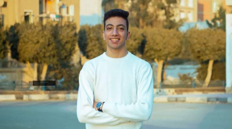 أكد الكاتب الشاب مجدي أمجد منصور على عزم شركة الإنتاج التي تعاقدت معه على تحويل روايته الجديدة " السد" إلى عمل درامي يعرض في رمضان بعد القادم، وذلك نظرا لضيق الوقت والوقوف على كافة التفاصيل، وكذلك ترشيحات باقي فريق العمل ومعاينة أماكن التصوير، لافتًا إلى أنه تم وقع الاختيار على النجمة هنا شيحة لبطولة روايتها الجديدة التي ستتحول إلى مسلسل "السد". وأكد منصور في تصريحاته على أن روايته تجمع بين ٣ ألوان مختلفة من شكل الروايات وهم التاريخي والرومانسي وكذلك الخيال العلمي. وقال الكاتب مجدي أمجد منصور أن رواية "السد" ستشارك في معرض الكتاب 2022 كما أنها شاركت في معظم المعارض العربية والدولية المختلفة الحالية، ومنها معرض الشارقة. وأوضح مجدي أمجد منصور نيته المشاركة بروايته في أكثر من مسابقة للرواية العربية متوقعا تحقيقها نجاحا كبيرا. وتابع مجدي أمجد منصور تفاصيل من روايته حيث أكد على إنها عبارة عن قصة حب جمعت بين شاب وفتاة أثناء بناء السد العالي ولكنها فشلت وتزوج كل طرف من شريك آخر وكانت المفاجأة هى تكرار قصة الحب بين أبناء الحبيبين، والتي كان مصيرها الفشل أيضا وتزوج كل طرف بشريك آخر حتى تكررت القصة للمرة الثالثة ووصلت إلى الأحفاد الذين حاولوا بشتى الطرق نجاح هذه العلاقة التي أفشلها القدر مرتين في السابق. وأضاف مجدي أمجد منصور أن رواية "السد" ترصد فترات مهمة من تاريخ مصر والأوضاع الاجتماعية في أزمنة مختلفة وكيف كان الحال في كل فترة.