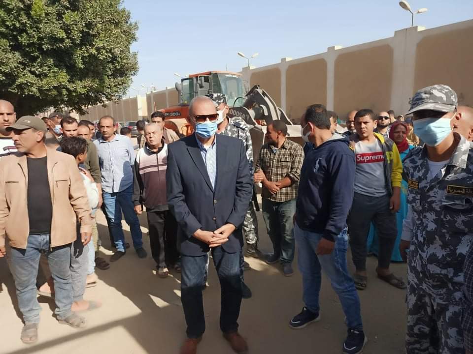 شهدتت محافظة القليوبية، حملة مكبرة لإزالة التعديات على أملاك الدولة، بمنطقة مساكن أبو زعبل التابعة لمركز ومدينة الخانكة، بحضور محافظ القليوبية عبد الحميد الهجان، واللواء مروان حبيب، واللواء عمرو أبو رية مساعدي مدير أمن القليوبية، وذلك في إطار تنفيذ فعاليات الموجة الـ 18 لإزالة التعديات على الأراضي أملاك الدولة و الأراضي الزراعية وحرم النيل والسكه الحديد. وأسفرت الحملة عن إزالة عدد 82 حالة، تعدي على أملاك السكة الحديد بمساحة 7580م2، وتنوعت المخالفات ما بين أسوار وجراجات ومباني بالطوب الأبيض والمسلحات الخرسانية، وقد تمت الإزالة الفورية مع إتخاذ الإجراءات القانونية حيال المخالفين. وأكد أنه لن يسمح بالتعدي على أراضي أملاك الدولة بأي حال من الأحوال، وسيتم اتخاذ كافة الإجراءات القانونية ضد المعتدين وإزالة تلك التعديات فورا. ووحه محافظ القليوبية إلي رؤساء المراكز والمدن والأحياء، بتكثيف جهود إزالة التعديات علي أراضي أملاك الدولة و الأراضي الزراعية، وردع المخالفين مع المتابعة الدورية للحالات التي تم إزالة التعديات، منها لضمان عدم تكرار المخالفة . وأكد المحافظ أيضا على، استمرار أعمال الموجة الـ 18 لإزالة التعديات على أراضي أملاك الدولة، التي لم يتقدم واضعو اليد عليها بأي طلبات تقنين وغير راغبين في تنفيذ القانون، وكذلك الحالات التي تقدمت بطلبات تقنين ولم تُثبت جديتها، ولم تستكمل باقي الإجراءات من سداد رسوم الفحص والمعاينة أو عدم استكمال الأوراق المطلوبة، وكذلك الحالات التي أقرّت لجان التقنين بالمحافظة أنها غير قابلة للتقنين ولا تنطبق عليها الشروط، بالإضافة إلى حالات التعدي على أراضي المنفعة العامة. وأوضح الهحان ،أنه يتم التعاون والتنسيق التام بين الأجهزة الأمنية والأجهزة التنفيذية، في حصر الحالات المخالفة وتنفيذ الإزالة طبقًا للقانون وتحقيق الردع للمخالفين. وتابع المحافظ جولته، بمتابعة أعمال إزالة باقي المباني المتعارضة مع أعمال توسعة الطريق الدائري بالمرحلة الثالثة بحي غرب شبرا الخيمة. وشدد على سرعة الانتهاء من تنفيذ إزالة العقارات المتعارضة، حيث تم الانتهاء من صرف التعويضات لأصحاب العقارات، ووجه الهجان بدفع الأعمال وتذليل العقبات وزيادة عدد المعدات وعربات النقل لإزالة مخلفات هدم المباني أولا