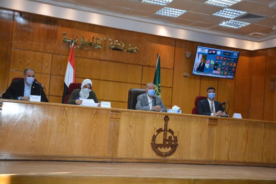 في ظل التحركات التي يقوم بنها عبد الحميد الهجان محافظ القليوبية تابع المبادرة الرئاسية "حياة كريمة" والمشروع القومي لتطوير الريف المصري بالقرى المستهدفة في مختلف القطاعات لتحسين الظروف المعيشية من خلال خطة عمل متكاملة بين كافة الجهات لتوفير حياة كريمة للمواطنين بكافة الجوانب وتقديم كافة الخدمات لافتا إلى أن المحافظة تسابق الزمن للانتهاء من مشروعات المبادرة التي أطلقها الرئيس عبدالفتاح السيسي من أجل تقديم حياة أفضل لأهالينا بتلك القرى ليضاهي أسلوب حياة المواطنين بها نمط الحياة. ذلك ومن خلال الاجتماع الذي عقد بحضور الدكتورة إيمان ريان والدكتور سمير حماد نائبي المحافظ واللواء هشام خشبة السكرتير العام والمهندس علي يوسف أبو عقيل السكرتير العام المساعد ووفد من مجلس الوزراء وممثلي مؤسسة حياة كريمة وجهاز تعمير القاهرة الكبرى وعدد من القيادات التنفيذية بالمحافظة لبحث زيادة معدلات التنفيذ والانتهاء من المرافق الأساسية بعدد من قرى المبادرة الرئاسية "حياة كريمة". حيث ناقش الاجتماع آخر مستجدات الموقف التنفيذي للمشروعات المدرجة بخطة تطوير الريف المصري "حياة كريمة" بمركز ومدينة شبين القناطر في ٣٦ قرية و ١٤٨ عزبة مستعرضا بشكل تفصيلي نسب التنفيذ ومعدلات الأداء للمشروعات وراجع مدى توافق الأعمال مع الجدول الزمني . وكما أوضح الهجان أن المحافظة تعمل على مدار الساعة لتنفيذ مشروعات تطوير الريف المصري بالقرى المستهدفة مشيرًا إلى الجهود الكبيرة التي تقوم بها كافة الجهات المشاركة بالتعاون والتنسيق مع كافة أجهزة المحافظة لتنفيذ أسرع معدلات قياسية وإستخدام أحدث الوسائل والمعدات لتحقيق هدف المبادرة وحل أي مشكلة تطرأ على أرض الواقع على الفور ومشروع قومي عملاق يهدف إلى تحسين جودة الحياة وإحداث تغيير جوهري في حياة ومستوى معيشة جميع الفئات. وأشار إلى أن المشروع القومي لتطوير الريف المصري يستهدف تطوير شامل لكل قطاعات المرافق والخدمات بالقرى المدرجة للارتقاء بمستوى الخدمات المقدمة للمواطنين وإقامة مشروعات خدمية وتنموية لأهالي القرى .