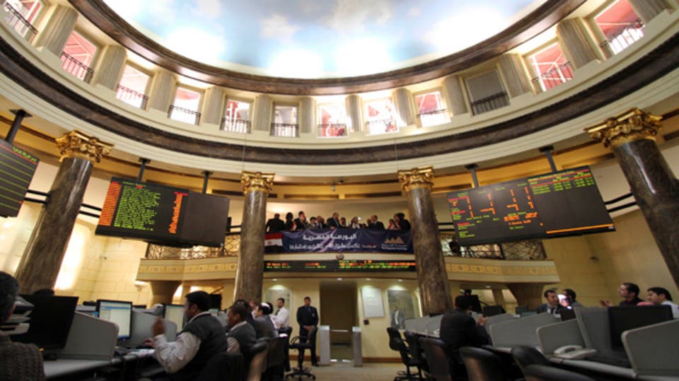 البورصة تصعد بمنتصف التعاملات بدعم من مشتريات المصريين والعرب واصلت مؤشرات البورصة المصرية ارتفاعها بمنتصف تعاملات اليوم الثلاثاء منتصف جلسات الأسبوع مدفوعة بعمليات شراء من المتعاملين المصريين والعرب فيما مالت تعاملات الأجانب للبيع. ارتفع مؤشر "إيجي إكس 30" بنسبة 0.33% ليصل إلى مستوى 11396 نقطة وصعد مؤشر "إيجي إكس 50" بنسبة 1.31% ليصل إلى مستوى 1921 نقطة وقفز مؤشر "إيجي إكس 30 محدد الأوزان" بنسبة 0.41% ليصل إلى مستوى 13355 نقطة وزاد مؤشر "إيجي إكس 30 للعائد الكلي" بنسبة 0.37% ليصل إلى مستوى 4467 نقطة. وصعد مؤشر الشركات المتوسطة والصغيرة "إيجي إكس 70 متساوي الأوزان" بنسبة 1.63% ليصل إلى مستوى 2017 نقطة وصعد مؤشر "إيجي إكس 100 متساوي الأوزان" بنسبة 1.33% ليصل إلى مستوى 2975 نقطة وزاد مؤشر تميز بنسبة 0.43% ليصل إلى مستوى 4164 نقطة.