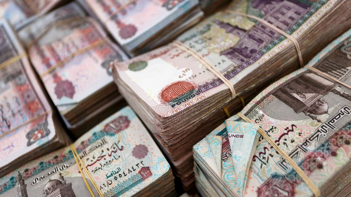 استقرار الدولار أمام الجنيه وتراجع اليورو وهدوء نسبي للاسترليني حافظ سعر الدولار على استقراره أمام الجنيه المصري في معظم البنوك العاملة في مصر اليوم الثلاثاء في حين تراجعت العملة الأوروبية تراجعا ملحوظا في الوقت الذي شهد فيه الجنيه الاسترليني هدوءا نسبيا بعد موجة من التقلبات الفترة الماضية. وتداولت البنوك في مصر أسعار الدولار التي استمت بالهدوء والاستقرار على مدار شهر أكتوبر الماضي بين نطاق 15.64 إلى 15.68 جنيه للشراء و15.74 إلى 15.76 جنيه للبيع. وطبقا للبنك المركزي يبلغ متوسط أسعار السوق بالجنيه المصري أمام الدولار 15.64جنيه للشراء و15.77 جنيه للبيع. وعلى صعيد العملات الأجنبية الرئيسية الأخرى وفي البنوك المصرية تراجعت العملة الأوروبية بين 12 و14 قرشا وذلك في خضم موجة تراجع كبيرة للعملة الاوروبية. وطبقا للبنك المركزي يبلغ متوسطات أسعار السوق بالجنيه المصري أمام اليورو 17.91 جنيه للشراء و18.06 جنيه للبيع. وشهد سعر الجنيه الاسترليني هدوءا نسبيا بعد موجة تقلبات في الأيام الماضية وطبقا للبنك المركزي يبلغ متوسطات أسعار السوق بالجنيه المصري أمام الجنيه الاسترليني 21.3 جنيه للشراء و21.20 جنيه للبيع. وبالنسبة للعملات العربية حافظ الريال السعودي على استقراره ليسجل 4.18 جنيه للشراء وفي البيع 4.19 جنيه. ويعتبر ارتفاع الاحتياطي النقدي الأجنبي لمصر سببا قويا لاستقرار سوق النقد وسعر الجنيه المصري مقابل العملات الأجنبية.