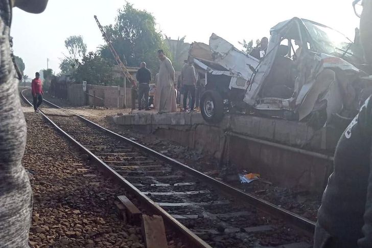 حادث قطار اليوم اصطدم قطار المناشي، ركاب رقم 671 المتجه من القاهرة نحو إيتاي البارود بسيارة ربع نقل أثناء عبورها مزلقان السكة الحديد في منطقة المناشي، الأمر الذي تسبب في حبس الأنفاس بين الركاب لمدة دقائق وبعدها تعالت الصرخات. وكانت قد حذرت هيئة السكة الحديد مرارًا وتكرارًا من عبور شريط القضبان من الأماكن غير المخصصة لذلك، تجنبًا للكوارث الفادحة التي يسببها ذلك. حادث قطار المناشي اليوم على الفور انتقل رجال المباحث وسيارات الاسعاف لنقل ضحايا حادث قطار المناشي اليوم، الذين كانوا داخل السيارة، لتتوقف حركة القطارات على خط المناشي في الاتجاهين. استمع رجال المباحث إلى أقوال المصاب في حادث قطار المناشي اليوم، حيث تبين أن المتوفيين الثلاثة كانوا يستقلون كابينة السيارة بينما هو كان يجلس في الصندوق الخلفي، ومع اصدام القطار بالسيارة لفظوا أنفاسهم الأخيرة في الحال. أسفر حادث حادث قطار المناشي اليوم، عن مصرع 3 أشخاص وإصابة آخر، وتعطل حركة القطارات بعد الحادث الأليم، حتى تم نقل المتوفين إلى المستشفى السادات المركزي ورفع آثار الحادث من أعلى القضبان، ومن ثم عادت حركة القطارات إلى طبيعتها وبشكل منتظم بالوجهين.