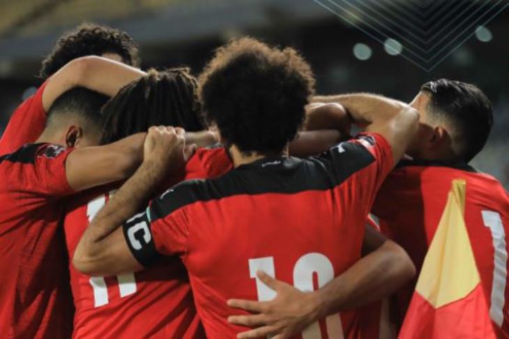 المنتخب يعلن الاكتفاء بـ25 لاعبا بعد إعفاء مرموش قرر الجهاز الفني لمنتخب مصر بقيادة البرتغالي كارلوس كيروش الاكتفاء بـ25 لاعبا في صفوف المعسكر الحالي استعدادا لاستئناف التصفيات الإفريقية المؤهلة لنهائيات كأس العالم 2022 بقطر. وأتاح منتخب مصر الفرصة أمام عمر مرموش بعد التنسيق مع ناديه شتوتجارت الألماني للخضوع لبرنامجه العلاجي وإعفاءه من الانضمام إلى معسكر المنتخب، على أمل أن يتماثل اللاعب للشفاء في أسرع وقت. وأعلن الجهاز الفني أنه استقر على الاكتفاء بـ25 لاعبا في صفوف المعسكر الذي بدأ اليوم استعدادًا لمباراتي أنجولا والجابون ضمن الجولتين الأخيرتين للمجموعة السادسة لتصفيات إفريقيا المؤهلة لكأس العالم. وكان وائل جمعة، مدير الكرة بمنتخب مصر، أعلن في تصريحات ليلا كورة أن عمر مرموش يعاني من التواء في الكاحل، مشيرا إلى أن ناديه يفضل أن يستكمل اللاعب علاجه في ألمانيا، ليصبح بذلك خارج المعسكر. وتكتمل صفوف المنتخب غدا الإثنين بوصول جميع المحترفين في الخارج، على أن يسافر الفريق إلى أنجولا يوم الأربعاء المقبل، حسبما أفاد مراسل يلا كورة. ويلتقي منتخب مصر نظيره الأنجولي يوم الجمعة المقبل في لواندا، ثم يستضيف منتخب الجابون يوم الإثنين الموافق 15 نوفمبر الجاري. ويتصدر المنتخب المصري المجموعة السادسة بالتصفيات برصيد عشر نقاط ويليه المنتخب الليبي في المركز الثاني برصيد ست نقاط ثم منتخب الجابون برصيد أربع نقاط ومنتخب أنجولا برصيد ثلاث نقاط. قائمة منتخب مصر بعد إعفاء مرموش: في حراسة المرمى: محمد الشناوي (الأهلي)، محمد أبو جبل (الزمالك)، محمد صبحي (فاركو)، محمود جاد (إنبي). الدفاع: أكرم توفيق (الأهلي)، أحمد فتحي (بيراميدز)، أحمد حجازي (الاتحاد السعودي)، أحمد ياسين (البنك الأهلي)، أيمن أشرف (الأهلي)، محمود علاء (الزمالك)، أحمد فتوح (الزمالك)، محمد حمدي (بيراميدز)، محمود حمدي "الونش" (الزمالك). الوسط: محمد النني (آرسنال الإنجليزي)، حمدي فتحي (الأهلي)، عمرو السولية (الأهلي)، إمام عاشور (الزمالك)، عبدالله السعيد (بيراميدز)، مصطفى فتحي (الزمالك). وفي الهجوم: محمد شريف (الأهلي)، أحمد ياسر ريان (ألتاي التركي)، مصطفى محمد (جالاتا سراي التركي)، مروان حمدي (سموحة)، محمد صلاح (ليفربول الإنجليزي)، محمد مجدي "أفشة" (الأهلي).