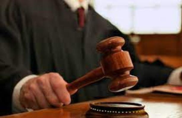 قررت الدائرة الثانية إرهاب، المنعقدة بمجمع محاكم طرة، تأجيل محاكمة 14 متهمًا في القضية المعروفة بقضية "العائدين من الكويت" لجلسة 6 ديسمبر. كشف أمر إحالة المتهمين الصادر من نيابة أمن الدولة العليا، في القضية رقم 1360 لسنة 2021 جنايات أمن الدولة طوارئ النزهة، والمعروفة إعلاميًا بـ "العائدين من الكويت"، أن الأول تولى مسؤولية رابطة أعضاء جماعة الإخوان المصريين بالكويت . وتولى الثاني مسئولية المكتب الإداري لأعضاء جماعة الإخوان المصريين بالكويت، تلك الجماعة التي تهدف إلى تغيير نظام الحكم بالقوة، والاعتداء على أفراد القوات المسلحة والشرطة ومنشآتهما والمنشآت العامة، وكان الإرهاب من الوسائل التي تستخدمها هذه الجماعة في تحقيق أغراضها.