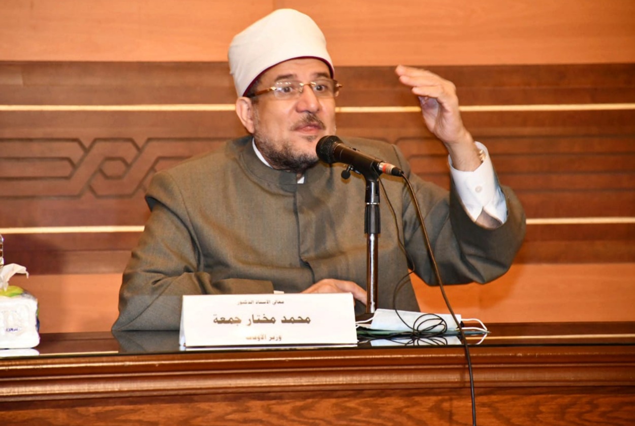 أصدر وزير الأوقاف الدكتور محمد مختار جمعة أمس،  قرارا بمنع جمع التبرعات داخل المساجد . ونص القرار علي حظر جمع أي أموال أو تبرعات أو مساعدات نقدية بالمساجد لأي سبب كان، ووفقا للقرار سيتم إنشاء حساب رسمي بأحد البنوك الخاضعة لإشراف ورقابة البنك المركزي المصري، أو بالهيئة القومية للبريد لإدارات المساجد، بناء على خطاب مكتوب ومعتمد من مدير المديرية، وذلك لتلقي أي تبرعات مالية من خلال الدفع غير النقدي. وبناءً علي ذلك تم تحديد طرق التبرع للمساجد عن طريق • حساب صندوق عمارة المساجد والأضرحة بالبنك المركزي المصري وجميع فروعه رقم (9/80274/450/9). • حساب تبرعات البر وخدمة المجتمع بالبنك المركزي المصري رقم (9/78899/450/9). • التبرع من خلال صكوك التبرعات موحدة القيمة، سواء فيما يتصل بصكوك الأضاحي، أو صدقة الفطر أو الإطعام أو غيرها، ويصدر بتنظيمها قرار من الوكيل الدائم، على أن تكون جميعها مطبوعة من خلال الوثائق المؤمَّنة موحدة القيمة ومسلسلة الترقيم في كل مشروع على حدة. ويتم تطبيق عقوبات علي المخالفين لهذا القرار .