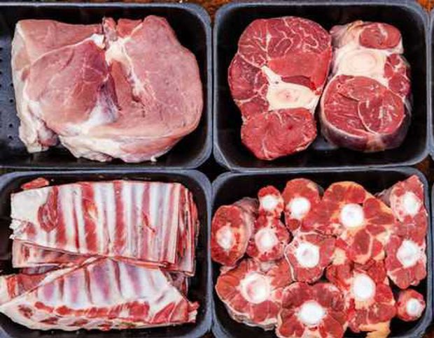 استقرت أسعار اللحوم الحمراء ، اليوم الخميس ونرصد لكم متوسط الأسعار . سجل سعر كيلو اللحم الكندوز ما بين 130 إلى 160 جنيه للكيلو . وبلغ سعر الفلتو الكندوز حوالى 170 جنيها للكيلو ، بينما سعر الروستو الكندوز 180 جنيها للكيلو . و ارتفع سعر كيلو اللحم الضأن إلى ما بين 150 إلى 160 جنيه . وجاء سعر الكبدة البقري والضأن ، ما بين 150 إلى 160 جنيها للكيلو. وتراوح سعر كيلو اللحم الجملي ما بين 100 إلى 120 جنيه للكيلو.