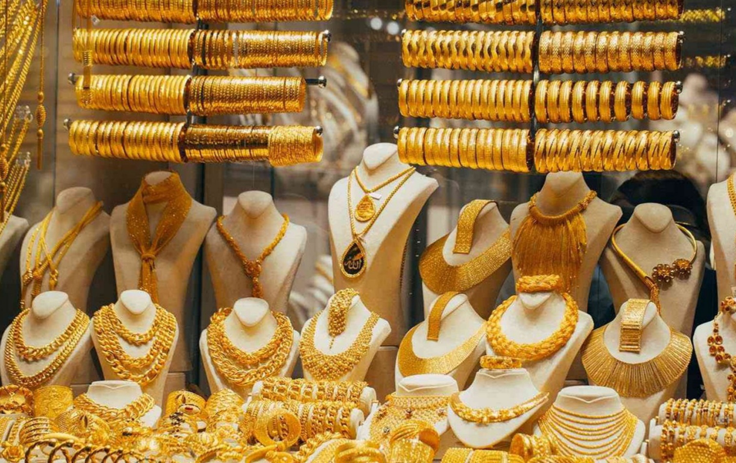 شهد سعر الذهب انخفاضا طفيفا،  بعد ارتفاعها في نهاية تعاملات الأمس ، وانخفض سعر الجرام 2 جنيه . ونرصد لكم متوسط أسعار الذهب اليوم في السوق المصرية المحلية . تراجع سعر الذهب عيار 14 إلى نحو 540.6 جنيه. كذلك عيار 18 إلى نحو 695 جنيهًا. و انخفض سعر الجرام عيار 21 إلى 811 جنيهًا. سجل الذهب عيار 24 نحو 927 جنيهًا للجرام. وجاء سعر الجنيه الذهب نحو 6488 جنيه ، وتأتي أسعار الذهب بخلاف المصنعية .