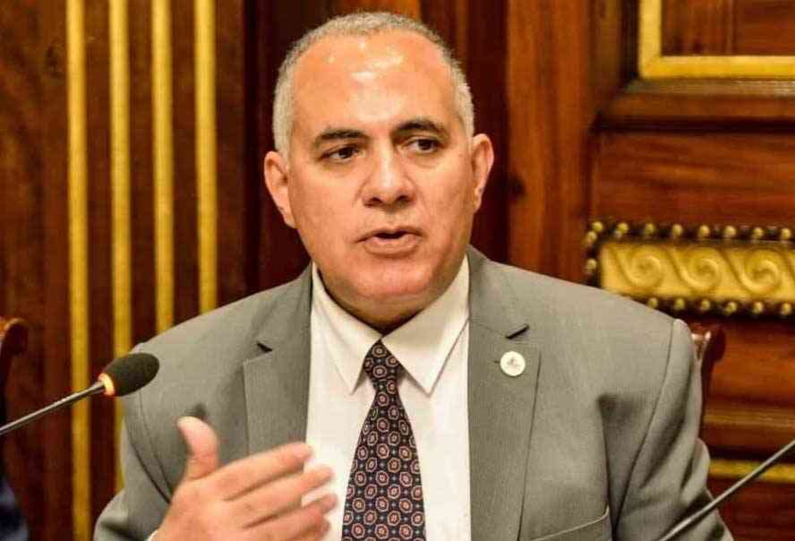 شارك الدكتور محمد عبدالعاطى وزير الموارد المائية والرى في جلسة  " تحسين كفاءة ورفع أداء القنوات المائية " ، عبر تقنية الفيديو كونفرانس ،وبحضور الدكتور رجب رجب ، رئيس الهيئة الدولية للري والصرف ، وعدد (١٤٠) متخصص وعالم في مجالات الرى والصرف . وكشف وزير الري خلال الجلسة ، عن الموقف المائى المصري وحجم التحديات التي تواجه قطاع المياه في مصر ، وخاصة الزيادة السكانية والتغيرات المناخية . كما أكد أن مصر لديها خبرات وطنية متميزة في مجال الموارد المائية والرى ، مما يجعلها قادرة علي  التعامل بكفاءة مع هذه التحديات  . وأشار عبدالعاطي ، أن موارد مصر  المتجددة من المياه محدودة ، ومعظمها يأتي من مياه نهر النيل وبكميات محدودة للغاية من مياه الأمطار والمياه الجوفية العميقة بالصحاري  . و يصل حجم العجز بين المتاح والاحتياج الفعلي لـ ٩٠% من الموارد المتجددة، ويتم العمل علي تعويض هذه الفجوة من خلال إعادة استخدام مياه الصرف الزراعى ،والمياه الجوفية السطحية بالوادى والدلتا ، بالإضافة لاستيراد منتجات غذائية من الخارج . وأضاف وزير الري أن الوزارة تنفذ حالياً عملية تطوير شاملة للمنظومة المائية ،  كجزء من أهداف الخطة القومية للموارد المائية حتى عام ٢٠٣٧ ، وذلك من خلال تنفيذ العديد من المشروعات القومية الكبرى ومنها " تأهيل الترع والمساقى ، التحول للرى الحديث ، واستخدام تطبيقات الرى الذكي  ،  تعظيم الاستفادة من كل قطرة مياه والحفاظ عليها ، وتحديث شبكة الترع كانت تعانى من مشاكل عديدة في السنوات السابقة . وأوضح  عبدالعاطي  أنه يتم عمل دراسات فنية شاملة قبل الطرح والبدء في التنفيذ أعمال التأهيل، حيث يتم حصر كافة البيانات الخاصة بالترعة ، مثل الزمام والقطاعات العرضية والطولية والبيانات الهيدروليكية والإنشائية للأفمام والأعمال الصناعية قبل البدء في تصميم وتنفيذ عملية تأهيل الترعة . وأشار إلى أنه بمتابعة الموقف المائى بالترع التي تم تأهيلها وحالة الرى بزمامات الأراضى الواقعة على هذه الترع ، تبين حدوث تحسن كبير في عملية إدارة وتوزيع المياه، وتقليل الزمن اللازم للرى على طول الترعة، وحسم مشاكل نقص المياه بنهايات الترع، وحصول كافة المزارعين على الترعة على حصتهم من المياه في الوقت المناسب، وتحسين نوعية المياه بالترع مع إزالة الحشائش وامتناع المواطنين بشكل واضح عن إلقاء المخلفات بالترع المؤهلة، ورفع القيمة السوقية للأرض الزراعية بزمام الترعة بعد عملية التأهيل، بالإضافة للتأثير الإيجابي على الصحة العامة وإحتواء إنتشار الأمراض. واسطترد إلى ان الدولة المصرية بدأت في تنفيذ المشروع القومي للتحول لنظم الرى الحديث ، وتأهيل المساقى والذى يستهدف تحويل زمام ٣.٧٠ مليون فدان من الأراضي القديمة من الري بالغمر لنظم الري الحديث خلال ٣ سنوات، وذلك من خلال تم توقيع بروتوكول تعاون مشترك بين كل من وزارات الري والزراعة والمالية والبنك الأهلي المصري والبنك الزراعي المصري بهدف تحقيق التعاون المشترك لتنفيذ خطة طموحة لتحقيق التنمية المستدامة لمشروعات التنمية الزراعية، من خلال توفير الدعم الفني والمالي اللازم لتحديث منظومة الري الخاصة من خلال تأهيل المساقي وإستخدام نظم الري الحديث.