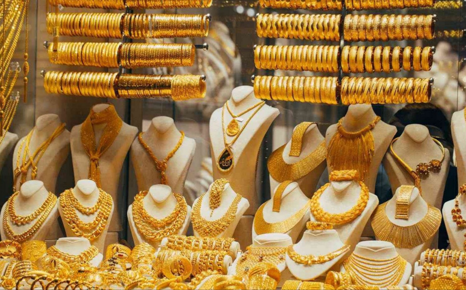 شهدت أسعار الذهب ، ارتفاعا كبيرا في بداية تعاملات اليوم الإثنين ، وذلك لجميع أعيرة الذهب . ارتفع سعر جرام الذهب عيار 24 ، نحو 925 جنيها. سجل عيار 21 سعر 809 جنيهات للجرام ، بدون مصنعية . بينما سجل جرام الذهب عيار 18 ، سعر 693 جنيها . وسجل الجنيه الذهب اليوم ، سعر 6,472 جنيهات . وتأتي متوسط أسعار الذهب ، بخلاف المصنعية والتي تختلف من محل صاغة لآخر ، وتتراوح بين 5 ،10 % من سعر جرام الذهب .