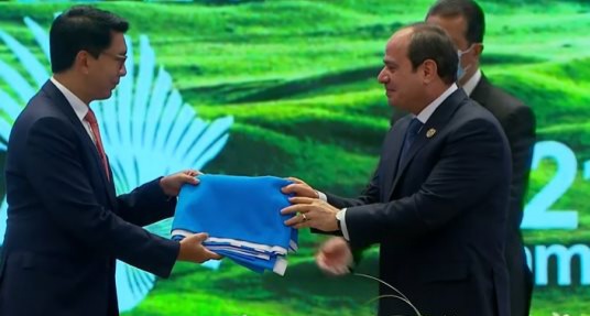 استلم الرئيس المصري عبد الفتاح السيسي، اليوم الثلاثاء ، رئاسة قمة تجمع السوق المشتركة لدول شرق وجنوب القارة الإفريقية (كوميسا)رسميا، وكذلك أدوات إدارة الجلسات مثل المطرقة وعلم الكوميسا، وغيرها من أدوات إدارة القمة. ونقلهم له  رئيس جمهورية مدغشقر المنتهية ولايته، لتصبح مصر رئيسا للقمة. وجاء التشكيل الخاص في تجمع السوق المشتركة لدول شرق وجنوب القارة الإفريقية (كوميسا)،  كالتالى: الرئيس: جمهورية مصر العربية  نائب الرئيس:  جمهورية ليبيا وجمهورية مدغشقر: مقرر  عام