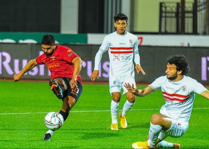 يستضيف استاد المقاولون العرب، اليوم الخميس، مباراة نادي الزمالك وسيراميكا كليوبترا، ضمن فعاليات الجولة السادسة من مبارايات الدوري المصري الممتاز . تنطلق المباراة في تمام الساعة ال 4:00 م ، بتوقيت القاهرة، وتبث عبر قناة أون تايم سبورت2، ويعلق عليها "حاتم بطيشة". يحتل الزمالك المرتبة الثالثة في جدول ترتيب الدوري، بينما سيراميكا كليوبترا بالمرتبة الخامسة . التشكيل المتوقع للزمالك : حراسة المرمى: محمد عواد. خط الدفاع: محمد عبد الشافي – محمود حمدي “الونش” – محمد عبد الغني – حمزة المثلوثي. خط الوسط: إمام عاشور – طارق حامد – أشرف بن شرقي – يوسف أوباما – مصطفى فتحي. خط الهجوم: سيف الدين الجزيري.