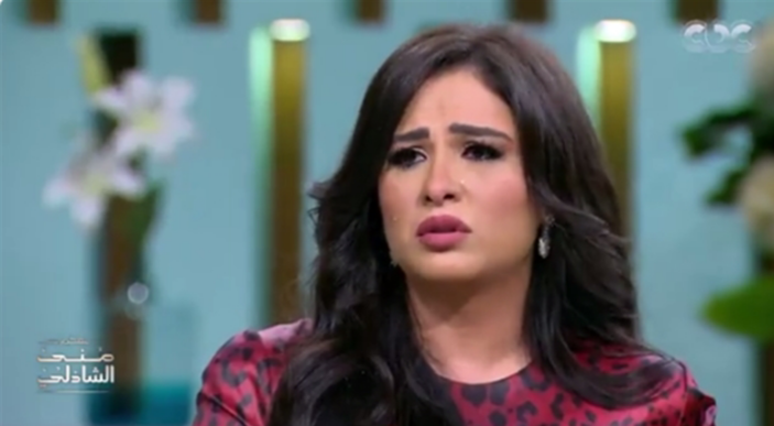 ياسمين عبد العزيز تبكي في أول ظهور لها بعد التعافي.. لقيت معدتي برا وجاتلي رسالة التربة بتجهز حلت الفنانة ياسمين عبد العزيز ضيفة في برنامج "معكم منى الشاذلي"، في أول لقاء لها بعد رحلة علاجها في الخارج وعودتها منذ أشهر. ونشرت الإعلامية منى الشاذلي عبر حساباتها بمواقع التواصل الاجتماعي إعلان الحلقة المقرر عرضها مساء الخميس، وظهرت فيها ياسمين عبد العزيز وهي تبكي أثناء تذكر رحلة مرضها وأنها كانت تشعر أنها ستموت وكل ما يشغلها هو أبنائها ووصت عليهم شقيقها الأكبر. وقالت ياسمين عبد العزيز باكية: مش قادرة اصدق انى قاعدة في برنامج، واتكلم عن الموضوع ده كنت بموت وجاتلي رسالة "التربى بيجهز التربة" وقلت لأخويا الكبير خلى بالك من ولادى. أشارت إلى أنها كانت مصرة على أن تعود إلى مصر وهي بنفس الصورة الموجودة في وجدان جمهورها، مضيفة : 3 حاجات مبتشريش بالفلوس: الصحة الاحترام وحب الناس". وتحدثت عن دور زوجها أحمد العوضي في رحلة علاجها قائلة: احمد العوضي حط راسه على راسي وكان بيعيط، لأن فجأة لقيت معدتي برا. وحسب مصادر من كواليس برنامج "معكم منى الشاذلي" انتهت ياسمين عبد العزيز بالفعل من تسجيل الحلقة، وظهرت بحالة صحية جيدة جدا، ويشاركها البرنامج زوجها النجم أحمد العوضي، وتحدثت لأول مرة عن أسباب الوعكة الصحية وتفاصيلها ورحلة الشفاء منها، موجهة الشكر لكل الفريق الطبي الذي ساهم في عودتها لكامل صحتها. يذكر أن ياسمين عادت إلى القاهرة بعد رحلة علاج طويلة في سويسرا، ووجهت رسالة إلى جمهورها، حيث نشرت فيديو ضم صورا من رحلتها مع العلاج أثناء تواجدها في المستشفى، مصحوبا بأغنية "هنغني كمان وكمان" للمطربة اللبنانية إليسا. وعلقت على الفيديو: جمهوري الغالي في مصر والوطن العربي وحشتوني جدا، الحمد لله أنا بقيت كويسة وتعافيت الحمد لله عاوزاكم تتطمنوا، رغم كل الصعب اللي مريت بيه في أزمتي الأخيرة، إلا إن سؤالكم ودعمكم هو اللي كان بيهون عليا كل اللحظات المرة اللي عدت عليا.. وكفاية إني أقولكم إني حقيقي شوفت الموت وكان قريب جدا.. لكن بفضل الله وبفضل دعواتكم الجميلة الصافية، وبفضل وقوفكم جنبي بقلبكم وبحبكم وبنيتكم الطيبة، ربنا استجاب لدعواتكم وربنا كرمني وعديت المحنة على خير الحمد لله. واختتمت: كلمة شكرا قليلة أوي عليكم وعلى حبكم، أنا بحبكم جدا وحقيقي أنا عاجزة إني أردلكم كل الحب وكل الدعم اللي شفته منكم.. بشكر ربنا وشكرا جمهوري الغالي في مصر والوطن العربي.