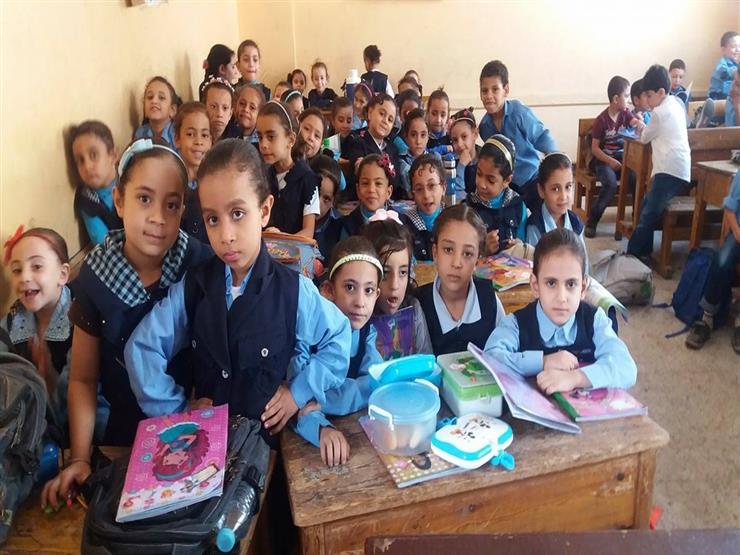 إجبار التلاميذ في الفئة العمرية من 12 حتى 18 عاماً على التطعيم بلقاحات كورونا كشرط لدخول الامتحانات انتشر في بعض المواقع الإلكترونية وصفحات التواصل الاجتماعي أنباء بشأن إجبار التلاميذ في الفئة العمرية من 12 حتى 18 عاماً على التطعيم بلقاحات كورونا كشرط لدخول الامتحانات، وقد قام المركز الإعلامي لمجلس الوزراء بالتواصل مع وزارتي الصحة والسكان والتربية والتعليم والتعليم الفني، وقد تم نفي تلك الأنباء، وأكدت الوزارتان أنه لا صحة لإجبار التلاميذ في الفئة العمرية من 12 حتى 18 عاماً على التطعيم بلقاحات كورونا كشرط لدخول الامتحانات، وشددتا على أن عملية تلقي اللقاح لهذه الفئات العمرية اختيارية، وأشارتا إلى أنه سيتم السماح لهذه الفئة العمرية بدخول الامتحانات بشكل طبيعي دون تلقيهم لقاح كورونا، وأوضحتا أنه تم إتاحة التطعيم للتلاميذ بمراحل التعليم الأساسي بالفئة العمرية المشار إليها شرط موافقة ولي الأمر الذي يتولى التسجيل للطفل ويوقع إقرار الموافقة للحصول على اللقاح، وناشدتا أولياء الأمور بضرورة توجيه أبنائهم لتلقي لقاح فيروس كورونا حرصاً على سلامتهم وسلامة كافة أعضاء المنظومة التعليمية. ونناشد وسائل الإعلام المختلفة ومرتادي مواقع التواصل الاجتماعي تحري الدقة والموضوعية في نشر الأخبار، والتواصل مع الجهات المعنية للتأكد قبل نشر معلومات لا تستند إلى أي حقائق، وتؤدي إلى إثارة البلبلة بين الطلاب وأولياء الأمور، وللإبلاغ عن أي شائعات أو معلومات مغلوطة يرجى الإرسال على أرقام الواتس آب التابعة للمركز الإعلامي لمجلس الوزراء (01155508688 -01155508851) على مدى 24 ساعة طوال أيام الأسبوع، أو عبر البريد الإلكتروني (rumors@idsc.net.eg).