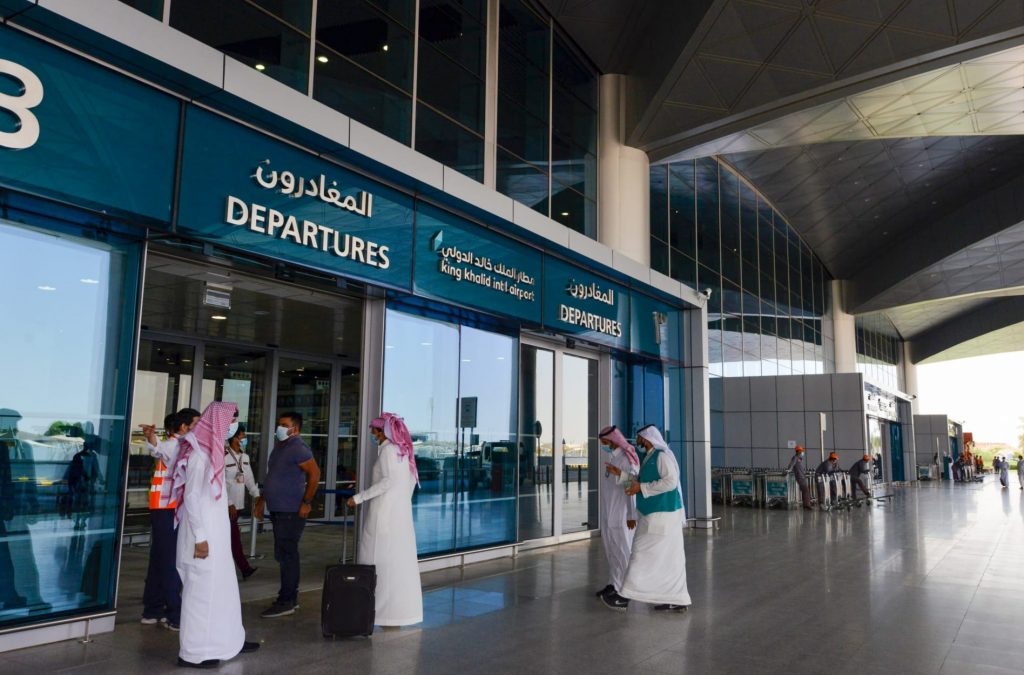 أعلنت المملكة العربية السعودية ، عن بدء استقبال رحلات مباشرة من مصر و 5 دول أخري ، اليوم الأربعاء . وجاء في بيان للهيئة العامة للطيران المدني في المملكة أنه: "ابتداء من الساعة الواحدة من صباح اليوم الأربعاء، يبدأ رفع تعليق القدوم المباشر إلى المملكة العربية السعودية عن 6 دول معلق القدوم منها، هي: جمهورية مصر العربية ،  إندونيسيا، جمهورية باكستان الإسلامية، جمهورية البرازيل الاتحادية، جمهورية فيتنام الاشتراكية، والهند، وذلك دون الحاجة إلى قضاء 14 يوما خارج هذه الدول قبل الدخول إلى المملكة". وشددت الهيئة علي ضرورة اتباع جميع الإجراءات الإحترازية ، وإجراءات الدخول من استلام نتيجه مسحة pcr ، قبل الرحلة ي 72 ساعة ، تطبيق إجراءات الحجر المؤسسي لمدة 5 أيام بغض النظر عن حالة التحصين خارج السعودية ، التقيد بأخذ المسحة الطبية في اليومين الأول والخامس من الحجر الصحي المؤسسي .