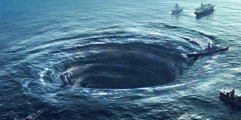 يعتبر العالم اليوم 5 ديسمبر هو اليوم العالمي لواحده من أشهر الأساطير والألغاز بالعالم ، مثلث برمودا . مثلث برمودا لقب بالعديد من المسيات منها : مثلث الشيطان ، الرعب ، أو مثلث الموت ، ويقع بالقرب من ساحل فلوريدا بأمريكا في الجزء الغربي من شمال المحيط الأطلسي ، ويحد بثلاث مناطق هم : برمودا ، فلوريدا ، و بورتريكو ، تقرب مساحته من مليون كم² ، داخل مثلث متساوي الأضلاع . اكتشاف  مثلث الشيطان : أول من اكتشف مثلث برمودا ، هو الرحاله كريستوفركولومبوس عام 1492م ، عندما لاحظ حركة غريبة لمثلثه عندما اقترب من منطقة المثلث . لكن رسميا تم اكتشافه عام 1840 ، بعد حادثه إختفاء سفينه روزالي الفرنسية ، والتي وجُدت بعد فتره من اختفائها بموقع بعيد عن محل اختفائها ، وبدون أي من طاقم السفينه . أشهر حوادث الإختفاء بالمثلث : اختفاء السفينه ماري سيليث ، والتي كانت تحمل علي متنها أمهر البحارين بذلك الوقت لكن هذا لم يحميها من الغرق ، ووجدت بعد أشهر بدون طاقمها أيضا . اختفاء يو اس اس سايكلوس ، والتي تسبب بخسارة عدد كبير من الأرواح ما يقرب من 300 شخص . لكن الحادثه التي جعلت العالم ينظر لأسطورة برمودا بجدية ، هي حادث اختفاء مجموعة طائرات الرحلة 19 ، وأيضا طائرة انقاذ خرجت للبحث عنهم . هناك العديد من الأساطير التي تدور حول مثلث الرعب : يعتقد البعض أن قاع المثلث تقع مدينه أتلانتس ، وسبب احتفاء السفن والطائرات هي الطاقة التي تنتجها أهرامات المدينة ، ويؤكد بعض العلماء وجود الأهرامات ، بسبب تحليل العينات التي حصلو عليها من قاع المحيط بواسطة الريبوتات . بينما يرجع آخرون السبب الي أن جزيرة الشيطان تقع في قاع المثلث ، وهي المكان الذي سيخرج منه يأجوج ومأجوج ، وهم السبب بهذه الإختفاءات . أما المؤمنون بفكرة السفر عبر الزمن، يعتقدون أن المثلث هو أكبر دليل علي إمكانية السفر لكن بحاجه الي اختراع الإنسان الآله المناسبة . واشتهر بالفترة الأخيرة نَظيرة وحش المثلث ، وان هناك كائن غريب هماك هو السبب بهذه الحوادث . تفسير العلماء لأسباب الحوادث يعتقد العلماء أن هناك بالطبع تفسير منطقي ، بعيدا عن الأساطير والخرافات ، وتعددت تفسيراتهم، فالبعض يرجع الأمر بسبب انبعاث غاز المثيان، بعد عثورهم علي حفر ضخمه يبنعث منها الغاز، بسبب أن الغاز يُخفض من كثافة المياه . وبالنسبة للطائرات، فالصور التي التقطت للغيوم بالمنطقة تشير أن طبيعة الغيوم تؤدي كدور القنابل الجوية القادرة علي تحطيم الطائرات وهناك آخرون أرجعوا السبب هو استمرار أعمال القرصنة، أو أخطاء بشرية . لكن الأغرب هو ما اشار اليه بعض العلماء، بعدم وجود لغز بالمنطقة والشهره التي اكتسبتها ، ترجع للتقارير الصحفية ، والأفلام الوثائقية حولها .