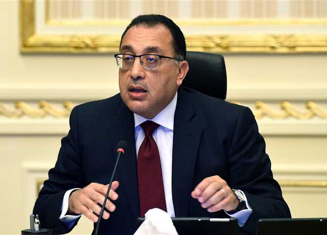 عقد الدكتور مصطفى مدبولي، رئيس مجلس الوزراء، اجتماعاً، اليوم؛ لمتابعة الموقف التنفيذي للمشروعات التى يتم إقامتها بالعاصمة الإدارية الجديدة، لبدء الانتقال التدريجى للحكومة للعمل من الحي الحكومي بالعاصمة. وجاء ذلك بحضور الدكتور عاصم الجزار، وزير الإسكان والمرافق والمجتمعات العمرانية، والمهندسة راندة المنشاوي، مساعد أول رئيس مجلس الوزراء، واللواء هشام السويفى، رئيس أركان الهيئة الهندسية للقوات المسلحة، والمهندس عبد المطلب ممدوح، نائب رئيس هيئة المجتمعات العمرانية الجديدة، والمهندس شريف الشربيني، رئيس جهاز العاصمة الإدارية الجديدة، ومسئولى الهيئة الهندسية للقوات المسلحة. وأكد رئيس الوزراء فى مستهل الاجتماع، أنه يتم العمل على تنفيذ توجيهات الرئيس عبد الفتاح السيسي، رئيس الجمهورية، والخاصة ببدء الانتقال التدريجى للحكومة للعمل من الحي الحكومي بالعاصمة الإدارية الجديدة بنهاية الشهر الجارى، مشيراً إلى أنه بدأ بالفعل عدد من الوزارات فى تسلم المباني الخاصة بها، وتواجد عدد من الوزراء بمقار وزاراتهم بالعاصمة الإدارية الجديدة، بحيث يتم التشغيل التجريبى لهذه المبانى على مدى الأشهر الستة المقبلة. وشدد رئيس الوزراء على ضرورة تحديد وتأمين شوارع معينة لحركة الموظفين ورواد الحي الحكومي خلال فترة التشغيل التجريبى، بحيث تكون بعيدة عن المناطق التى تشهد أعمال بناء بمختلف أحياء العاصمة الإدارية، وأن يتم منع سير سيارات النقل فى هذه الشوارع. وخلال الاجتماع، قدمت المهندسة راندة المنشاوي، عرضاً مفصلاً حول الموقف التنفيذي للمشروعات الجاري إقامتها داخل العاصمة الإدارية الجديدة، حيث أشارت إلى موقف استلام المباني الحكومية، وما يتعلق ببدء تجارب التشغيل بمختلف تلك المباني، وكذا موقف تغطية شبكات المحمول، موضحة انتهاء الشركات المشغلة لشبكات المحمول من تركيب الأجهزة الخاصة بها، إلى جانب انتهاء إجراءات التعاقد، وإعداد الجدول الزمني لتوريد وتنفيذ الأبراج التشاركية للمرحلة الأولى بالعاصمة الإدارية. وأوضحت المهندسة راندة المنشاوي عن الأعمال التي تتعلق بالمرافق، وتنسيق الموقع العام بالحي الحكومي، أنه تم الانتهاء من اختبارات شبكتي الصرف الصحي وصرف الامطار، وكذا التشطيبات النهائية لمرافق المياه والري والصرف، واستقرار ضخ المياه، إلى جانب الانتهاء من أعمال شبكة الـ RTU، وحنفيات الحريق، وتركيب وإصلاح طبقة رصف الطرق من البازلت، وكذا أعمال تنسيق الموقع العام، وما تتضمنه من انترلوك، وبردورات، وزراعات، وحارات للدراجات، هذا فضلاَ عن الأعمال الخاصة بالميادين، مضيفة أنه تم كذلك الانتهاء من اختبارات شبكة الغاز الطبيعي، واستكمال تنفيذ محطات تخفيض الضغط تمهيدا لضخ الغاز الطبيعي للمباني الحكومية، ومحطة التبريد المركزية. وتطرق العرض إلى الموقف الخاص بأعمال المرافق بحى المال والأعمال، وكذا منطقة البورصة، وما يتعلق بأعمال تنسيق الموقع العام، والمحاور الرئيسية المؤدية إلى الحي الحكومي. كما تناولت المهندسة راندة المنشاوي، موقف شبكات الاتصالات للمباني الحكومية، موضحة أنه تم الانتهاء من الاعدادات والاختبارات لأنظمة الاتصالات فيما يخص الربط بين المباني الحكومية ومركز بيانات الدولة، وكذا الانتهاء من استضافة وتشغيل التطبيقات التخصصية بالمركز، فضلاً عن الانتهاء من تجهيزات غرف الاتصالات بتلك المباني.