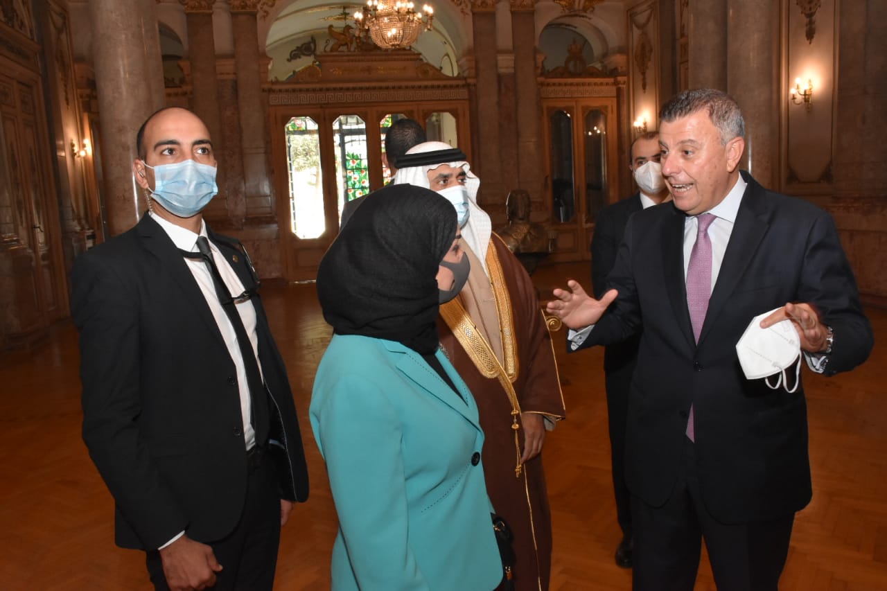 استقبل الدكتور محمود المتيني رئيس جامعة عين شمس ،اليوم السبت ، السيدة فوزية بنت عبد الله زينل، رئيسة مجلس النواب بمملكة البحرين، والوفد المرافق لها ، بحضور ا.د. أيمن صالح نائب رئيس الجامعة لشئون الدراسات العليا والبحوث، والدكتور مصطفي مرتضي عميد كلية الآداب، والدكتورة شيرين مظلوم وكيلة كلية الآداب لشئون الدراسات العليا والبحوث، والدكتورة هبة شاهين مدير المركز الإعلامى للجامعة. وأكدت السيدة فوزية بنت عبد الله زينل رئيسة مجلس النواب بمملكة البحرين - خلال اللقاء - أن مملكة البحرين اتخذت من التعليم أساسا لنهضتها وتقدمها في ظل المسيرة التنموية الشاملة لحضرة صاحب الجلالة الملك حمد بن عيسى آل خليفة عاهل البحرين. وأشادت بالجهود الوطنية، نحو تطوير المسار التعليمي في المملكة، وإعطائه الأولوية الدائمة، حتى باتت المملكة نموذجا عصريا متطورا في مجال التعليم ومركزا حضاريا متقدما وعلميا. وثمنت رئيسة مجلس النواب بمملكة البحرين التطور العلمى الكبير الذى تشهده الجامعات المصرية وجامعة عين شمس العريقة فى الكثير من التخصصات العلمية. من جانبه، أعرب الدكتور محمود المتيني رئيس الجامعة عن سعادته بزيارة السيدة رئيسة مجلس النواب البحريني لجامعة عين شمس، مؤكدا عمق العلاقات المصرية البحرينية، واواصر الصداقة التى تجمع بين البلدين الشقيقين. وأكد المتينى اهتمام الجامعة بتلبية كافة احتياجات الطلاب الوافدين البحرينيين الدارسين في جامعة عين شمس، فيما قدم التهنئة لمملكة البحرين على اطلاق اول قمر صناعي لدعم التعاون فى علوم الفضاء والبحث العلمي. ورافق الدكتور محمود المتيني رئيس الجامعة رئيسة مجلس النواب بمملكة البحرين فى جولة بقصر الزعفران التاريخى وبالحرم الرئيسى للجامعة الرئيسى وتم التقاط الصور التذكارية.