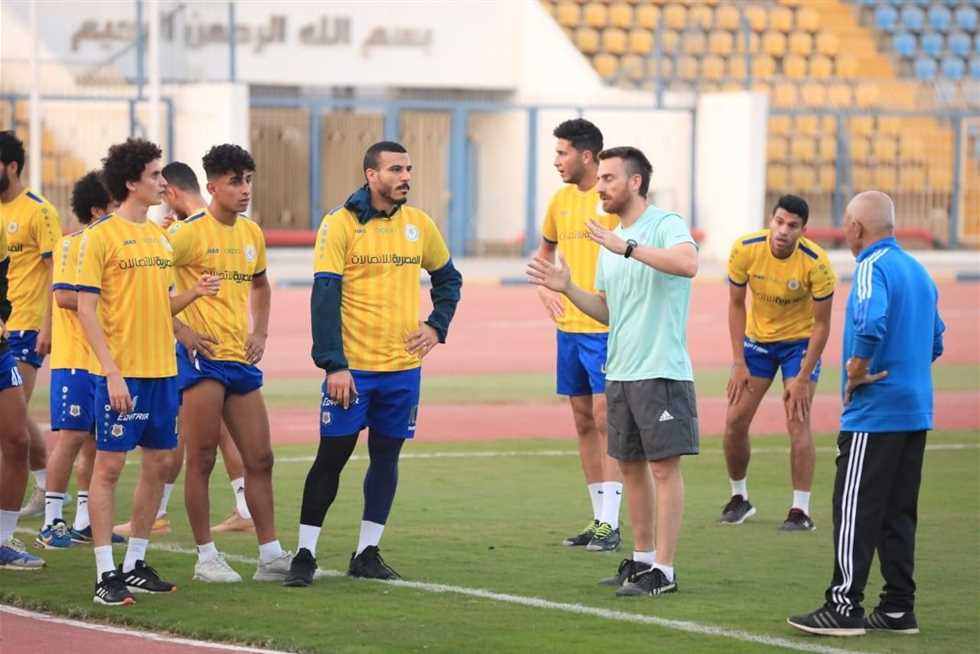 خوان براون يعلن قائمة الإسماعيلي استعدادا لمواجهة سموحة في الدوري أعلن الجهاز الفني للفريق الأول لكرة القدم بالنادي الإسماعيلي، بقيادة الأرجنتيني خوان براون، قائمة لاعبيه استعدادا لمواجهة سموحة بعد غد الثلاثاء، في الإسكندرية، في إطار الجولة السابعة لبطولة الدوري الممتاز. وضمت قائمة الإسماعيلي، 22 لاعبا من بينهم المهاجم الزامبي جاستن شونجا، وشكري نجيب، فيما يغيب محمد صادق بسبب الإصابة. وجاءت القائمة كالتالي، "محمد فوزي وأحمد عادل وعمر رضوان في حراسة المرمى، أحمد عيد ومحمد بيومي وعصام صبحي وباهر المحمدي ومحمد عمار ومحمد هاشم ومحمد نصر وعبد الله جمعة في الدفاع، محمد مخلوف ومحمود دونجا وعمر الوحش وعبد الرحمن مجدي وأحمد مدبولي وأحمد مصطفى ومحمد عبد السميع ومصطفى فارس في الوسط، وجاستن تشونجا ومحمد الشامي وشكري نجيب في الهجوم". جدير بالذكر أن الإسماعيلي يحتل حاليا المركز السابع عشر وقبل الأخير في جدول الدوري الممتاز برصيد نقطتين فقط، حيث لم يحقق الفريق أي انتصار حتى الآن بعد خوض 6 مباريات في الدوري، إذ تلقى أربع هزائم وتعادل مرتين.