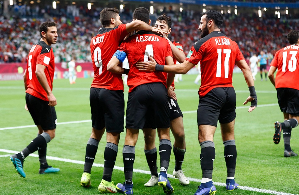 منتخب مصر بقميصه الأحمر أمام تونس في كأس العرب يرتدي المنتخب الوطني غدًا الأربعاء، قميصه الأحمر والشورت والجوارب السوداء في لقائه أمام تونس في الدور قبل النهائي ليطولة كأس العرب، بينما يرتدي المنتخب التونسي طاقمًا أبيض. جاء ذلك خلال الاجتماع التنسيقي للمباراة الذي حضره عن الجانب المصري وائل جمعة مدير المنتخب، ومحمد صلاح المدير الإداري، ود.محمد أبو العلا طبيب الفريق، وعبد الله سيد مسئول المهمات. تم خلال الاجتماع التأكيد على أن الإنذارات السابقة منذ بداية البطولة قد سقطت بانتهاء دور الـ8، فيما يتم تفعيل الإيقاف في الدور قبل النهائي لمن حصلوا على كارت أحمر خلال دور الثمانية.