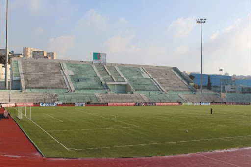 أعلن الاتحاد الإفريقي لكرة القدم «كاف»، استبعاد عدد من ملاعب للفرق المشاركة ببطولة دوري أبطال إفريقيا للموسم الحالي، بسبب عدم توافر الشروط الجديدة التي وضعها الكاف. جاءت الملاعب المستبعدة من البطولة كالتالي: «الهلال والمريخ السوداني، وفاق سطيف وشباب بلوزداد الجزائريين، النجم الساحلي التونسي وساجرادا سبرينزا الأنجولي». ومن المقرر أن تنطلق الفعاليات فى تمام الواحدة من ظهر اليوم الثلاثاء الموافق 28 ديسمبر. وإليكم تصنيف الفرق المشاركة فى البطولة قبل ساعات من انطلاق الفعاليات: التصنيف الأول والذي يضم «الأهلي، الرجاء المغربي، الوداد المغربي، الترجي التونسي». التصنيف الثاني والذي يضم « الزمالك، النجم الساحلى، صن داونز، حوريا كوناكري». التصنيف الثالث والذي يضم «الهلال السوداني، وفاق سطيف، بترو أتليتكو، شباب بلوزداد». التصنيف الرابع والذي يضم «المريخ، ساجرادا أسبيرنسا، جلاكسي، امازولو». وكان الأهلي قد حقق لقب بطولة دوري أبطال إفريقيا الموسم الماضي على حساب نظيره كيزر تشيفز، للمرة العاشرة فى تاريخة، وحقق لقب السوبر الإفريقي على حساب نظيره الرجاء البيضاوي المغربي بركلات الترجيح. تأهل فريق الزمالك لدور المجموعات بدورى أبطال إفريقيا، بعدما كرر فوزه على توسكر الكيني بأربعة أهداف دون رد، في المباراة التي جمعت الفريقين،على استاد الجيش ببرج العرب، في إياب دور الـ32 لبطولة دوري أبطال إفريقيا، بعدما كان الفريق الأبيض قد فاز في لقاء الذهاب الذي أقيم على استاد نيايو الوطني بكينيا بهدف دون رد، سجله المغربي أشرف بن شرقي.