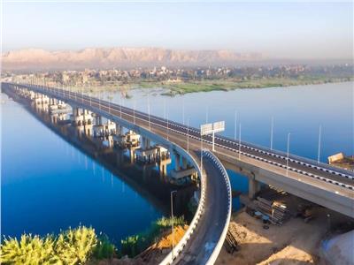 افتتح الرئيس عبد الفتاح السيسي، اليوم، محور الشهيد الرائد باسم فكرى على نيل مصر، بحضور كل من رئيس مجلس الوزراء المهندس مصطفى مدبولي، ووزير النقل المهندس كامل الوزير. وأجرى الرئيس السيسي، جولة تفقدية بمحافظة قنا، للاطلاع على سلسلة من المشروعات القومية الجديدة، ضمن فعاليات (أسبوع الصعيد) في إطار جهود الدولة لتحقيق نهضة تنموية وخدمية متكاملة لأهل الصعيد، وتوفير فرص عمل مباشرة وغير مباشرة. واستمع الرئيس السيسي إلى شرح من وزير النقل عن آلية العمل برصف وتجهيز المحاور الجديدة.