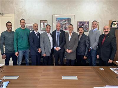 عمومية اتحاد الخماسي الحديث تعتمد فوز قائمة شريف العريان بالتزكية عقدت، اليوم /الأحد/، الجمعية العمومية للاتحاد المصري للخماسي الحديث للدورة الانتخابية 2021-2024 . واكتمل النصاب القانونى للاجتماع بحضور جميع مندوبى الأندية أعضاء الجمعية العمومية وهي 7 هيئات : نادي طلائع الجيش الرياضي، نادي الشمس الرياضي، نادي البنك الأهلى الرياضي ، نادى سبورتنج كاسل الرياضي بالغربية، نادي الجزيرة الرياضي، نادي مدينة نصر للطرق والكباري، نادى المؤسسة العسكرية بالهايكستب. واعتمدت الجمعية العمومية فوز المهندس شريف العريان رئيس الاتحاد الحالي ونائب رئيس الاتحاد الدولي برئاسة الاتحاد ، حيث لم يتقدم أي منافسين وهو الأمر نفسه بالنسبة لباقي المناصب والأعضاء حيث ترشح العدد المطلوب فقط ليفوز كل المرشحين بالانتخابات بالتزكية. وكان قد تقدم على منصب الرئاسة المهندس شريف العريان وفي منصب نائب الرئيس اللواء حازم أمير الدمهوجي والدكتور شادي عبد العزيز أمين الصندوق، وفي العضوية فوق السن كلا من : الكابتن عوض سامي وعلي عاصم ونها ماهر مروان والعميد عماد سامر والمهندس عمرو شمس، وفي العضوية تحت السن أنس عبد السلام بشر. وشهدت الجمعية العمومية العادية مناقشة باقي جدول الأعمال وبدأت باعتماد فوز المرشحين بالتزكية بالإضافة لمناقشة ميزانية العام المنصرم وكذلك موازنة العام الجديد و الخطة المحلية والدولية. وحضر الجمعية العمومية مندوبا عن وزارة الشباب والرياضة واللجنة الأولمبية المصرية بالإضافة لجميع مجلس إدارة الاتحاد المصري للخماسي الحديث السابق وهاشم يس المدير التنفيذي.
