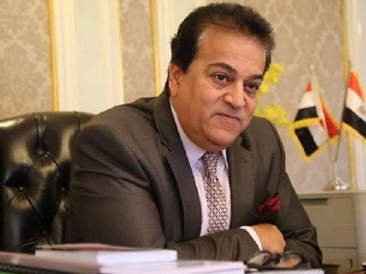 التعليم العالي: مصر تفوز بالمركز الأول لجائزة الشباب العربي لعام 2021 تلقى د. خالد عبدالغفار وزير التعليم العالي والبحث العلمي رئيس اللجنة الوطنية المصرية لليونسكو تقريرًا مقدمًا من د. غادة عبدالبارى الأمين العام للجنة الوطنية لليونسكو حول فوز باحثين (مصريين) بجائزة الشباب العربي لعام 2021، والتي تم الإعلان عنها في شهر يونيو 2021 من خلال اللجنة الوطنية المصرية، بالتعاون مع معهد البحوث والدراسات العربية التابع للمنظمة العربية للتربية والثقافة والعلوم (ألكسو). وأشار التقرير إلى فوز الباحث المصري "جلال زناتی جلال" أستاذ مساعد بقسم العلوم الاجتماعية بكلية التربية بجامعة الإسكندرية بالمركز الأول للجائزة، وقيمتها 5000 دولار أمريكي عن دراسة بعنوان (تواصل بلا تواصل... وسائل التواصل الاجتماعي كجيل رابع من الحروب وأثرها على المنطقة العربية:الأزمة والحل)، كما فازت بالمركز الأول أيضًا الباحثة الكويتية "فضة نايف الدويش" عن دراستها بعنوان (مستقبل مؤسسات العمل العربي المشترك)، وفاز بالمركز الثاني الباحث المصري "محمد العربي" باحث أول بمركز الدراسات الإستراتيجية بمكتبة الإسكندرية عن دراسته بعنوان (مستقبل الوطن العربي)، وقيمتها 3 آلاف دولار أمريكي بالاشتراك مع الباحثة الجزائرية "زينب بن الطيب" عن دراستها بعنوان (تعليم المستقبل في الوطن العربي ومتطلبات ترقيته في ظل الأزمات والمستجدات العالمية: دراسة للواقع وتطلعات المستقبل). وأوضح التقرير أن الفكرة الرئيسية للجائزة تتمثل في أن الدراسات المستقبلية والاستشرافية أصبحت أمرًا واقعًا للدول المتقدمة والنامية على حد سواء للتكيف مع معطيات التطور التكنولوجي ومختلف التحولات العالمية، حيث يحمل مستقبل الوطن العربي العديد من التحديات والفرص، خاصة أنه يمتلك كتلة شبابية ضخمة ترتبط بالمستقبل من حيث الفئة العمرية، والقدرة على التعايش والتكيف مع متغيرات المستقبل. وأفاد التقرير أن محاور الجائزة هى: مستقبل التحولات الكبرى في النظام الدولي وتأثيرها على الوطن العربي، ومستقبل علاقات الوطن العربي بالقوى الكبرى والإقليمية، إضافة إلى مستقبل التحولات الاقتصادية، والعولمة، وإعلام المستقبل، وكذا الوطن العربي، والذكاء الاصطناعي، وتعليم المستقبل. وأضاف التقرير أن شروط الجائزة تتضمن: أن يكون المتقدم مواطنًا عربيًا، وألا يكون سبق له الفوز بالجائزة، ولا يقل البحث عن 25 ألف كلمة، وأن يستوفى شروط البحث من حيث سلامة المنهج وتسلسل الأفكار، وألا يكون أطروحة علمية (ماجستير – دكتوراه) منشورة أو غير منشورة.