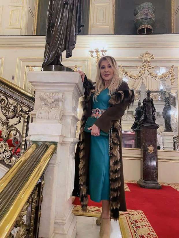 نادية الجندي تخطف قلوب متابعيها بأحدث إطلالتها شاركت الفنانة نادية الجندي متابعيها بصورها الجديدة وهي في زيارتها لأحد الأماكن التاريخية، وذلك عبر صفحتها على موقع التواصل الاجتماعي «فيس بوك». كما استطاعت جذب قلوب متابعيها بأحدث أطلالتها، فانهالت عليها العديد من ردود الأفعال الإيجابية حول صورها الجديدة، وذلك عبر حسابها على موقع التواصل الاجتماعي «فيس بوك».