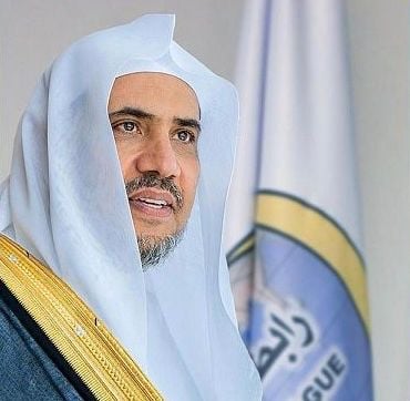 الشيخ العيسى: متحف السيرة القوة الناعمة لنصرة نبي الرحمة يشكل المعرض والمتحف الدولي للسيرة النبوية والحضارة الإسلامية القوة الناعمة للتعريف بسيرة نبي الرحمة محمد صلى الله عليه وسلم، في رحلة التي انطلقت من المدينة المنورة ليجوب مختلف دول العالم. واعتبر معالي أمين رابطة العالم الإسلامي الشيخ الدكتور محمد بن عبد الكريم العيسى أن هذا المتحف يمثل النصرة الحقيقية للرسول صلى الله عليه وسلم، باعتباره القوة الناعمة بما يعرضه من الحقائق والرصد العظيم الذي تحفل به السيرة النبوية المطهرة. وقال الشيخ العيسى في مقطع فيديو متداول عبر وسائل التواصل الاجتماعي في حديثه على هامش افتتاح متحف السيرة النبوية في المدينة المنورة "الواقع من هنا ترسخت أيضا قيم الإخاء والتعايش الإنساني لتلهم العالم بأسره بسماحتها وحفظها للحقوق، وذلك يجعلنا نستذكر وثيقة المدينة المنورة دستور الإخاء والتعايش الإنساني"، مشيراً إلى أن متحف السيرة النبوية أبرز مواد هذه الوثيقة التاريخية، وشرح تفاصيلها بعرض تقني متميز. وأوضح أمين رابطة العالم الإسلامي في "برنامج في الآفاق" عبر قناة إم بي سي أن المتحف يتميز بأنه جعل السيرة النبوية كأنما الإنسان يراها، ويعيشها واقعاً وليس كما يقرأها، بما فيه من التقنيات العالية الإلكترونية، من التقنية ثلاثية الأبعاد، والهولوجرام، وغيرها من التقنيات التي تجعل الإنسان يعيش السيرة النبوية. وقال الشيخ العيسى" أنت من خلال اقتدائك بسيرة النبي صلى الله عليه وسلم، وخاصة حكمته في التعامل مع المخالفين والجاهلين وحتى الكارهين، فأنت تعطي رداً قوياً وراقياً على أي محاولة للإساءة، ولذلك نحن من خلال هذه المتاحف نبين ذلك". وعن عظمة الرسول صلى الله عليه وسلم، استشهد العيسى بكلام مهم للمؤرخة والراهبة الإنجليزية السابقة أكارين أرموسترونج ، إذ قالت "إذا استطعنا النظر إلى محمد مثلما ننظر إلى الشخصيات التاريخية العظيمة الأخرى، من المؤكد أننا سوف نعتبره أحد أعظم عباقرة الدنيا الذين عرفهم التاريخ". يذكر أن المقر الرئيس للمعرض والمتحف الدولي للسيرة النبوية والحضارة الإسلامية، انطلق من المدينة المنورة في الثاني من شهر فبراير من العام الجاري 2021م، حيث دشنه الأمير فيصل بن سلمان بن عبد العزيز أمير منطقة المدينة المنورة، والذي يُشكل النواة الأولى لانطلاقة سلسلة المتاحف الإسلامية، تحت مظلة رابطة العالم الإسلامي في عدد من العواصم العالمية.