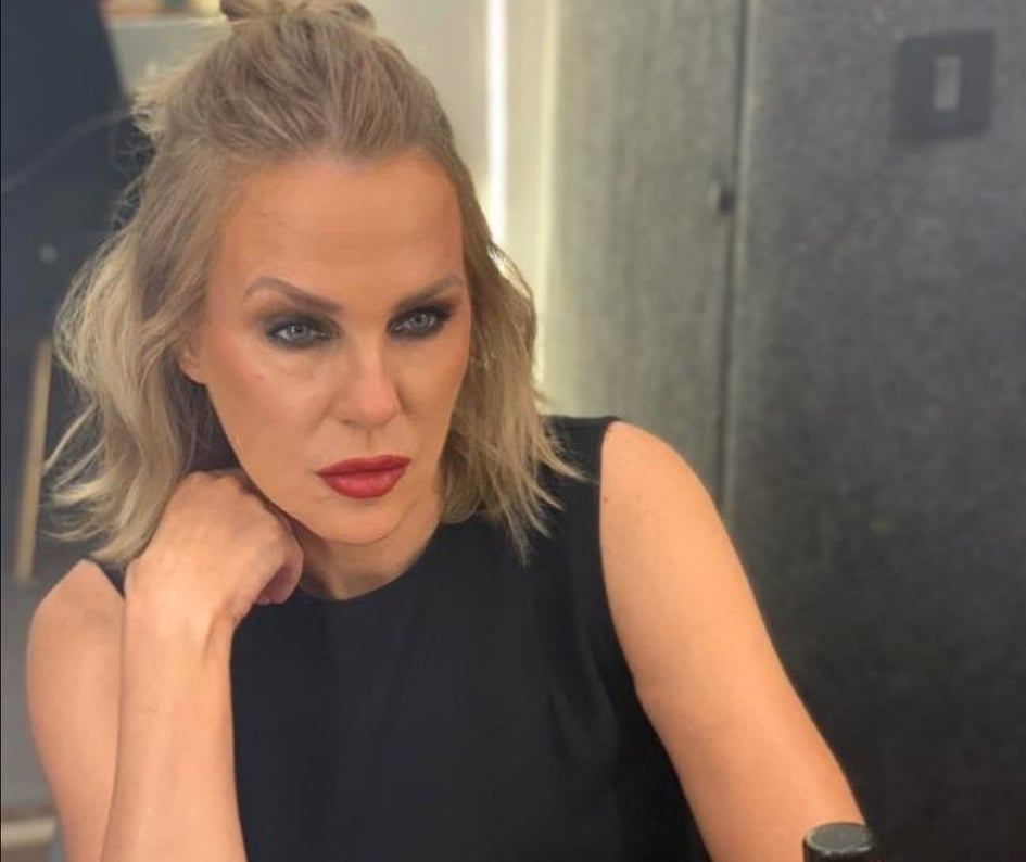 شيرين رضا للطفل الباكي "أنا أسفة يابني" عبّرت الفنانة شيرين رضا عن غضبها حول المآساة التي عاشها الطفل، الذي عُرف إعلاميًا بـ"الطفل الباكي"، وطلبت شيرين رضا المحاكمة والعقاب لعائلة الطفل. وقالت عبر موقع التغريدات القصيرة "تويتر": "يرضي مين اللي بيحصل ده؟ مش كل الناس مؤهلة تخلف لأن دي النتيجة" . وأضافت شيرين : "طرد الطفل لإرضاء الزوج الجديد، يارب يبقى في عقاب شديد على هذه العائلة عديمة الإنسانية! أنا أسفة يا ابني أن مفيش أي رحمة في قلوب أقرب الناس إليك" . وتفقد أيمن العطار ، مدير الوحدة العامة لرعاية الطفل بالديوان العام لمحافظة الشرقية، دار التربية للبنين بالزقازيق ، من أجل الإطمئنان علي حالة الطفل محمود ناصر عبد الرحيم ، مواليد شبرا الخيمة القاهرة ، عزبة رستم والمعروف إعلاميا بالطفل الباكي ، كما تم فحص حالة الطفل وعمل تقرير عن الحالة واتخاذ ما يلزم من إجراءات.