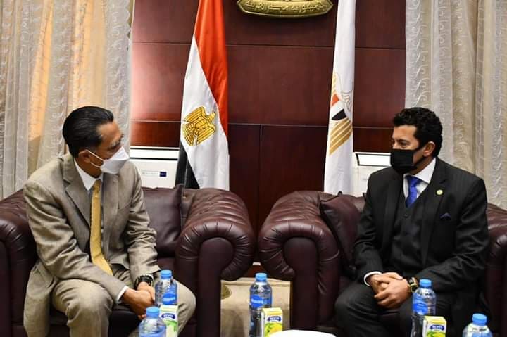 وزير الرياضة يبحث التعاون الثنائي مع سفير إندونيسيا التقي الدكتور أشرف صبحي وزير الشباب والرياضة ،اليوم الأحد، السفير لطفي رؤوف سفير جمهورية إندونيسيا بالقاهرة والوفد المرافق له، وذلك علي هامش استضافة مركز التعليم المدني بالجزيرة احتفالية السفارة للمدارس الإندونيسية بمصر. قدم السفير الإندونيسي الشكر والتقدير إلي وزير الشباب والرياضة علي استضافة احتفالية السفارة بمركز التعليم المدني، وتقديم كل التسهيلات لإقامتها، مثنياً علي تميز وتنوع إنشاءات المركز الذي يخدم الشباب. من جانبه، أكد الدكتور أشرف صبحي علي عمق العلاقات القائمة بين مصر وإندونيسيا في مختلف المجالات، والسعي نحو تعزيز أواصر التعاون الثنائية، مشيراً إلي الحرص علي توطيد العلاقات علي صعيد قطاعي الشباب والرياضة من خلال تنفيذ برامج مشتركة الفترة المقبلة. وتطرق السفير الإندونيسي -في حديثه- حول تاريخ وأهمية الرياضة الإندونيسية "البنجاك سيلات"، وحرص السفارة علي التعاون مع وزارة الشباب والرياضة لنشر تلك الرياضة داخل مراكز الشباب والأندية المصرية خلال الفترة المقبلة. في هذا السياق، رحب وزير الشباب والرياضة بالتعاون مع السفارة الإندونيسية في نشر رياضة "البنجاك سيلات"، مطالباً بإعداد دراسة متكاملة حول تلك الرياضة، والتباحث حولها في اجتماع لاحق مع السفير الإندونيسي. يذكر أن رياضة "البنجاك سيلات" هي لعبة قديمة، شبيهة بلعبة "الكونغو فو"، والبنجاك سيلات" هو اسم لفن من فنون القتال، وتعني كلمة "سيلات" أحد الفنون الأندونيسية أما "بنجاك" فهو اسم مدينة فى إندونيسيا.