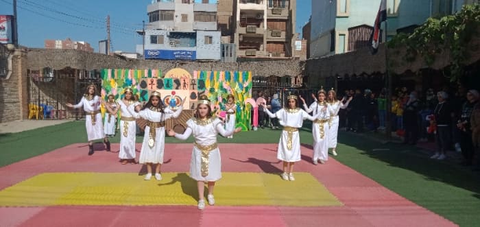 أكد حسين مصطفى مدير إدارة بنها التعليمية أن مصر واحدة من أكثر دول العالم اهتماما بحقوق الطفل تنفيذا لتوجيهات الرئيس عبد الفتاح السيسى رئيس الجمهورية الهادفة لتعزيز الإهتمام بالطفل بإعتبار ان بناء المواطن المصرى يبدأ من الطفولة. وأضاف مدير إدارة بنها في كلمته التى ألقاها نيابة عنه أحمد ذكى مدير الشئون التنفيذية بالإدارة خلال الاحتفالية التى نظمها قسم اللغات بمدرسة الشبان المسلمين ببنها بمناسبة أعياد الطفولة تحت شعار (احلم ببكره) والتى أقيمت برعاية اللواء عبد الحميد الهجان محافظ القليوبية والدكتور ياسر محمود وكيل وزارة التربية والتعليم بالقليوبية وحسين مصطفى مدير إدارة بنها التعليمية ومصطفى عبد الحميد الممثل القانونى للمدرسة وحضور أحمد زهران عضو الشئون التنفيذية بإدارة بنها التعليمية وإشراف ريهام البلشي مدير مرحلة اللغات أن الاحتفال بعيد الطفولة يهدف للتأكيد على حقوق الأطفال وإضفاء السعادة على حياتهم. وقال أحمد ذكى أصبح من المهم أكثر من أي وقت مضى أن ينصت العالم إلى أفكار الأطفال ومطالبهم والتوعية بحقوق الأطفال وتوفير الرفاهية للأطفال وتعزيز مفاهيم بناء جيل جديد قادر على العطاء والنهوض بالوطن . أما مصطفى عبد الحميد الممثل القانونى للمدرسة فقد أكد أن الدولة المصرية تولى اهتماما حقيقيا بالطفل تنفيذا لتوجيهات الرئيس عبد الفتاح السيسي رئيس الجمهورية وتسعى لتوفير كافة سبل الرعاية التعليمية والتربوية والثقافية والاجتماعية والنفسية والعقلية والرياضية لهم وأشار إلى أن الاحتفالية تضمنت سلسلة من الفقرات الهادفة إلى تعزيز قيم الانتماء للوطن والنهوض بالطفل المصرى وتعريفه بتاريخ وطنه حيث تضمنت عروضا فرعونية وفنية تعبر عن حب الوطن مصر . حيث تم تنظيم الحفل من خلال اقسام التربية الرياضية والصحافة والإعلام والتربية الفنية والاجتماعية والنفسية بهدف ترسيخ فكرة بناء جيل متميز يرتقي بمصر ويرفع من شأنها .