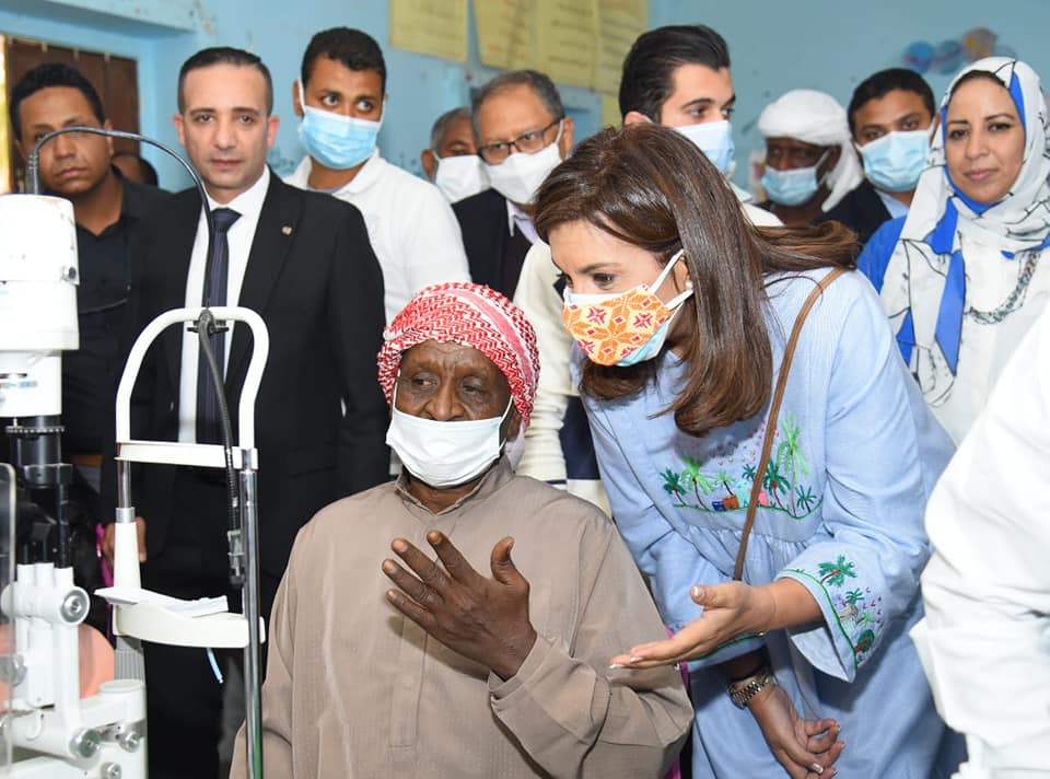 وزيرة الهجرة: هناك تناغم بين مؤسسات الدولة والمجتمع المدني لتحقيق حياة كريمة للمواطنين تفقدت السفيرة نبيلة مكرم عبد الشهيد وزيرة الدولة للهجرة وشئون المصريين بالخارج، واللواء أشرف عطية محافظ أسوان، ومصطفى زمزم رئيس مجلس أمناء مؤسسة صناع الخير للتنمية، والقيادات التنفيذية والشعبية بأسوان أعمال القافلة الطبية الموسعة، التي نظمتها وزارة الهجرة بقرية المضيق بمركز نصر النوبة، بالتعاون مع مؤسسة صناع الخير للتنمية ومحافظة أسوان والجهات المعنية، استجابة لطلب مجموعة من المصريين بالخارج، منهم: السيد أحمد عبد العظيم محمود، رئيس مجلس إدارة رابطة أبناء النوبة المصريين بالمملكة المتحدة، بشأن توفير وتقديم خدمات طبية وصحية لأهالينا بالقرى الأكثر احتياجا في محافظة أسوان، مسقط رأسه، وذلك تنفيذا لتوجيهات القيادة السياسية بالتواصل مع المصريين بالخارج والاستجابة لطلباتهم. وجاءت القافلة الطبية في إطار جهود تنفيذ المبادرة الرئاسية "حياة كريمة" وضمن المبادرة الرئاسية "مراكب النجاة" وتقوم على تنفيذها اللجنة الطبية العليا والاستغاثات بمجلس الوزراء وجامعة أسوان ومؤسسة صناع الخير للتنمية والشريك الاستراتيجي البنك الأهلي المصري ومديرية الشئون الصحية بأسوان وروتا بيوجن للأدوية ومؤسسة بنك مصر للتنمية، حيث رحب الأهالي بالسفيرة نبيلة مكرم وضيوف المحافظة رافعين أعلام مصر، تعبيرًا عن ابتهاجهم بالاهتمام بمطالب الصعيد في التنمية. وتتضمن القافلة تقديم خدمات الكشف على الأهالي في 11 تخصص طبي هي الرمد والباطنة والأطفال والعظام والجلدية والنساء والتوليد والمخ والأعصاب والمسالك وأنف وأذن والجراحة، بالإضافة إلى حضور فريق من اللجنة الطبية العليا والاستغاثات بمجلس الوزراء، لاستخراج قرارات نفقة الدولة للأطراف والكراسي المتحركة وقرارات الغسيل الكلوي وعلاج الأمراض المزمنة، فضلا عن توزيع بطاطين الشتاء على الأسر الأكثر استحقاقا بالقرية. واطلعت وزيرة الهجرة على طبيعة مراحل تقديم الخدمات الطبية داخل القافلة وما صاحب القافلة من إجراءات تنظيمية تتماشى مع توصيات منظمة الصحة العالمية وما ألزمت به وزارة الصحة المصرية حول طرق الوقاية من الإصابة بفيروس كورونا، مشيدة بجودة الخدمات التي تقدمها صناع الخير للمواطنين، مؤكدة أن دور المجتمع المدني الجاد دور فاعل وهام في نجاح المبادرات القومية الكبرى. وشددت الوزيرة على أن هناك حالة من التناغم بين مؤسسات الدولة ومنظمات المجتمع المدني، وهو ما يدعم تحقيق رؤية الدولة للتنمية المستدامة 2030، مؤكدة أن مصر تشهد عصرا جديدا، واليوم تلتقي الحكومة ومؤسسات الدولة لنخطط لغد أفضل للجميع، حيث إن هدفنا جميعا مجتمع أفضل ونهضة تليق بمصر، وتحقيق حياة كريمة للمواطنين بتضافر الجهود كافة. وخلال تفقدها لأعمال القافلة الطبية أجرت السفيرة نبيلة مكرم حوارا مع أهالي قرية المضيق والاطمئنان على حصولهم على الخدمة الطبية والصحية اللازمة لهم. ومن ناحيته، ثمّن اللواء أشرف عطية، محافظ أسوان، جهود القيادة السياسية واهتمامها بالتنمية في صعيد مصر، والارتقاء بمستوى الخدمات المقدمة للمواطنين، توفيرًا لحياة كريمة تساهم في بناء الإنسان، وتضمن تنشئة جيل يكمل مسيرة التنمية والبناء. وتوجه عطية بالشكر لكل الجهات التي تشارك في تطوير البينة التحتية بالمحافظة، ما يدعم الحركة السياحية أيضًا، ويؤكد على تضافر الجهود بين مؤسسات الدولة والمجتمع المدني، تحقيقا لرؤية مصر للتنمية المستدامة 2030. وقّعت مؤسسة صناع الخير للتنمية ووزارة الهجرة، في نوفمبر 2021، بروتوكول تعاون للارتقاء بمستوى الخدمات المقدمة للمواطنين خاصة في المحافظات التي تنتشر بها ظاهرة الهجرة غير الشرعية، والأكثر احتياجًا وبما تشمله من توفير رعاية صحية، وتقديم خدمات طبية، وعمليات جراحية، وفقاً للمتطلبات الخاصة بكل محافظة خاصة في القرى الأكثر فقراً، والتعاون للاستفادة من الأطباء المصريين بالخارج في تدريب الكوادر الطبية بالإضافة لتنظيم شبكة قوافل طبية وعيادات متنقلة في إطار مبادرة "مراكب النجاة" لصالح أهالي القرى المصدرة للهجرة غير الشرعية. وقد سبق لوزارة الهجرة وصناع الخير أن تعاونا في تقديم خدمات لعدد من القرى المصدرة للهجرة غير الشرعية منها قرية الحرجة مركز ناصر بمحافظة بني سويف وقرية كريم بساط الدين مركز شربين بالدقهلية وعدد من قرى محافظة الفيوم وشملت هذه الخدمات تنظيم قوافل الكشف على أمراض العيون للأهالي وتشخيص الاحتياج لنظارات طبية وتسليم النظارات وتشخيص الاحتياج لعمليات جراحية وإجراء العمليات بالمجان تماما.