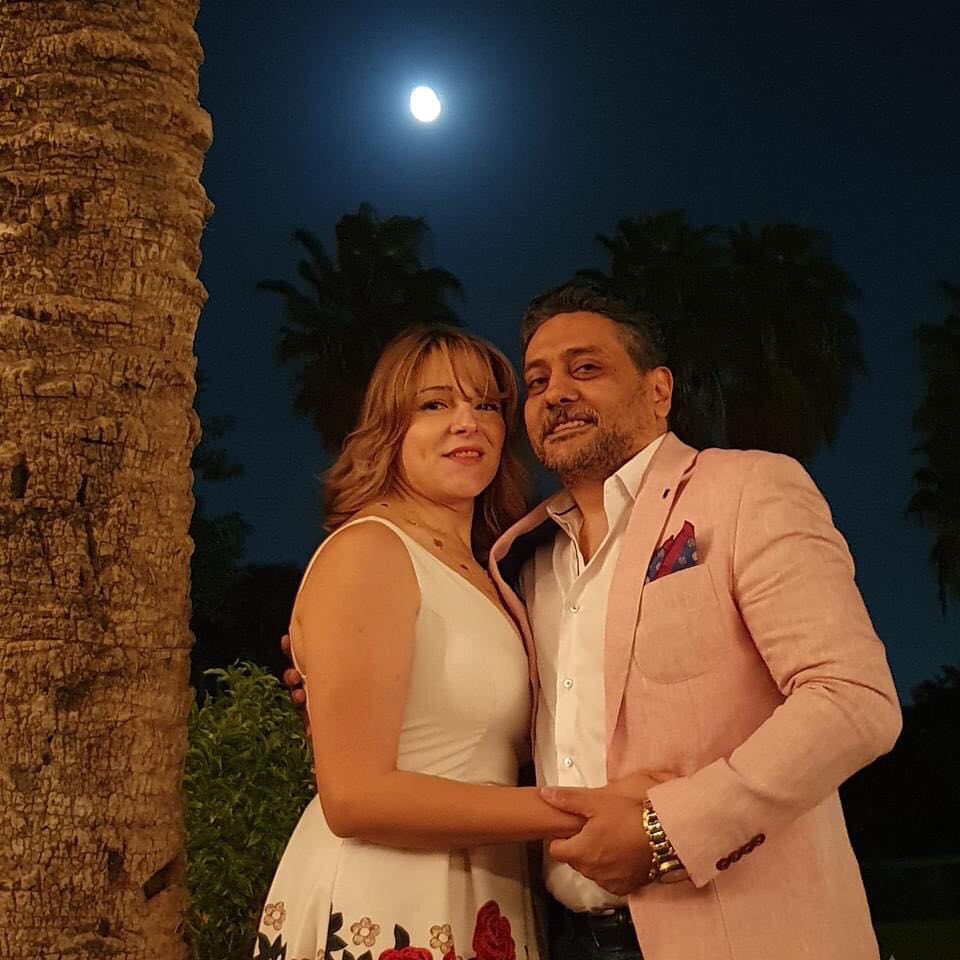 تامر فرج يهنئ زوجته بعيدميلادها "قمرنا اللي منور حياتنا ...أنا يتيم وضايع من غيرك" نشر الفنان تامر فرج عبر صفحته الشخصيه " الفيس بوك"، صور تجمعه مع زوجته رانيا هشام،  مهنئا لها في عيد ميلادها . وجاءت كلماته: " عندما يغار قمر السماء من قمر الأرض القمر عيد ميلاده النهارده واخده بالها من عيله كبيره ". وأضاف إحنا تعبناها معانا اوي عشان كده عايزه اقولها كل سنه وانتي دائما قمرنا اللي منور حياتنا كلنا وربنا يجازيكي خير عننا كلنا. وأكمل داعيا لها في عيد ميلادها ربنا مايحرمنيش منك ابدآ لأني بتوه وبحس إني يتيم وضايع وأنا بس رايح مشوار من غيرك.