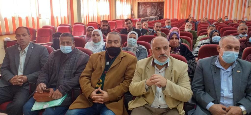 شدد حسين مصطفى مدير عام إدارة بنها التعليمية على استمرار تطبيق الإجراءات الاحترازية والوقائية وتطبيق إجراءات التباعد الإجتماعي بمدارس الإدارة وكافة الأقسام التابعة لها حرصا على سلامة الطلاب والمعلمين والعاملين بالمؤسسة التعليمية. وحذر "مصطفى" من اى تهاون في تطبيق تلك الإجراءات، محذرا من أي تهاون في العملية التعليمية بمدارس ادارة بنها. وأكد مدير عام إدارة بنها خلال اجتماعه بمديري المرحلة الابتدائية ومسئولي التربية الخاصة والمشاركة المجتمعية وشئون الطلاب والتخطيط والتنسيق والتوجيه المالي والإداري بحضور الدكتورة هناء جوده وكيل الادارة ومحمد عفت مدير إدارة العلاقات العامة بالإدارة على أهمية انضباط العملية التعليمية من حيث مواعيد الحضور والانصراف داخل المدارس. ووجه حسين مصطفى باستمرار أعمال التطهير والتعقيم وإجراءات النظافة وارتداء الكمامات. وطالب مديري المدارس بالاستعداد بشكل جاد ومتواصل الإمتحانات الفصل الدراسي الأول والالتزام بعدد الطلاب المحدد داخل اللجان. مشيدا بدور المعلم في العناية التعليمية بداخل مدارس إدارة بنها وتأثيره الإيجابي على الطلاب بما ينعكس على الوطن ويرفع من شأنه وموجها الشكر للمعلمين المتطوعين للعمل بمدارس بنها. واستمع مدير إدارة بنها للمشاكل الخاصة بالمعلمين داخل المدارس وكذلك المشاكل المتعلقة بسير العمل داخل إدارات الديوان المختلفة مشيدا بدور الدكتور ياسر محمود وكيل وزارة التربية والتعليم وتوجيهاته الدائمة و الهادفة للارتقاء بالعملية التعليمية بالمحافظة.