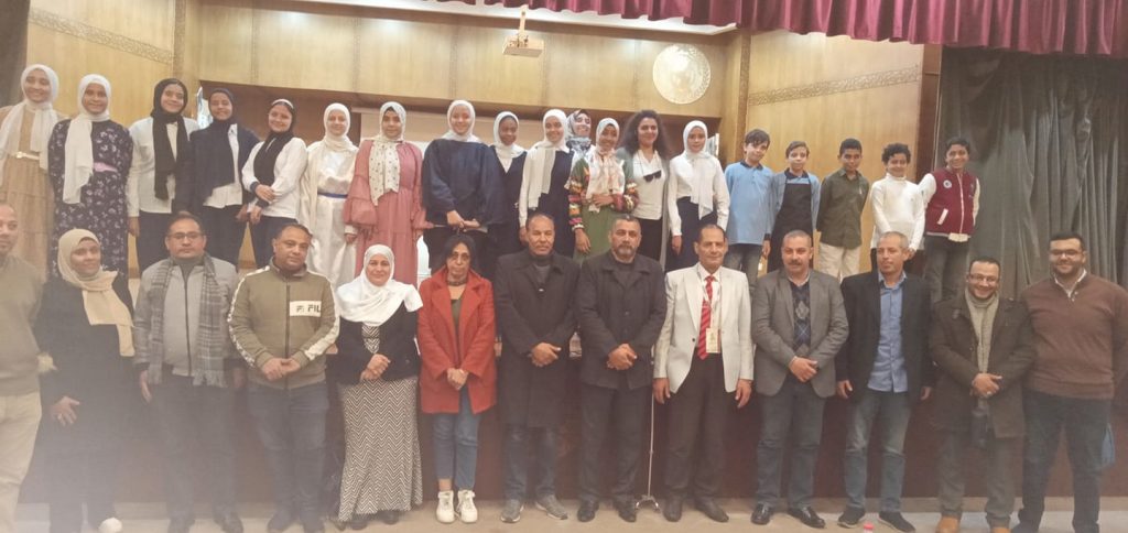  أشاد خالد جرامون مدير عام الشئون التنفيذية بمديرية التربية والتعليم بمحافظة القليوبية بجهود الدولة ودعمها للموهوبين والمبدعين من الطلاب وخلق جيل قادر على العطاء والإبداع تنفيذا لتوجيهات الرئيس عبد الفتاح السيسي، الهادفة للنهوض بالوطن من خلال جيل من الطلاب والشباب الفائقين تعليميا وفكريا وثقافيا وعلميا وادبيا. وجاء هذا بناءً توجيهات الدكتور طارق شوقي وزير التربية والتعليم والتعليم الهادفة لأن يكون للتعليم انعكاسا حقيقيا للوطن وتطوره وتقدمه وتوجيهات اللواء عبد الحميد الهجان محافظ القليوبية والدكتور ياسر محمود وكيل وزارة التربية والتعليم وسماح ابراهيم وكيل المديرية الهادفة للنهوض بالتعليم بالمحافظة والارتقاء بمستوى الأنشطة الطلابية. واشاد جرامون خلال متابعته للتصفيات النهائية على مستوى وزارة التربية والتعليم في الالقاء الشعرى وعيد الطفولة والعروض المسرحية، بحضور حسين مصطفى مدير عام إدارة بنها التعليمية وأحمد ذكى مدير عام الشئون التنفيذية بإدارة بنها التعليمية بالعروض المقدمة على مستوى الإدارات التعليمية المختلفة وبمستوى الطلاب الذى يعبر عن نبوغهم ومواهبهم. وقال حسين مصطفي مدير عام إدارة بنها التعليمية أن أجهزة وزارة التربية والتعليم ومديرية التربية والتعليم بالقليوبية وإدارة بنها التعليمية تسخر كل جهودها لرعاية الطلاب الفائقين والمبدعين في مختلف المجالات ومن بينها المجال الأدبي والفنى بكافة عناصره بما يسهم في تعزيز وتنمية الواقع الثقافي والفكري في مصر ويرتقي بالوطن ويرفع من شأنه ويعلو به بين الأمم . وقال أن إدارة بنها تعمل جاهدة على تنمية والإرتقاء بالذوق العام لدى الطلاب بما يسهم في خلق مجتمع قادر على العطاء بإيجابية تنفيذا لتوجهات الدولة الهادفة للنهوض بالوطن . "جرامون" يتابع تصفيات وزارة التعليم في الألقاء الشعرى وعيد الطفولة