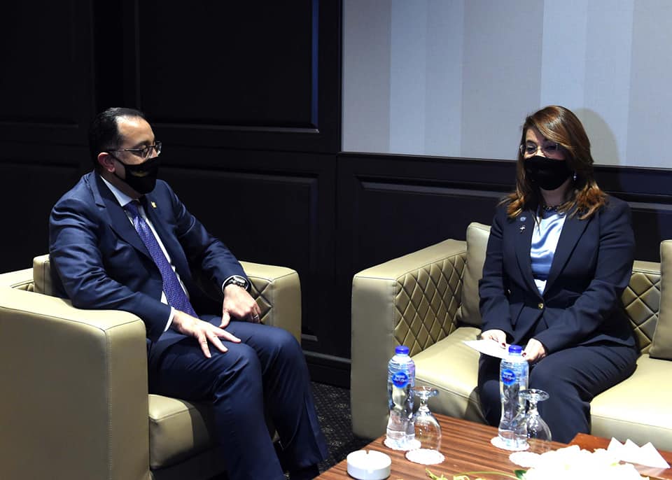 مدبولي: نرحب بالتعاون لتنظيم مؤتمر الأمم المتحدة المعني بتغير المناخ COP27 التقى الدكتور مصطفى مدبولي، رئيس مجلس الوزراء، الدكتورة غادة والي، وكيل أمين عام الأمم المتحدة، المدير التنفيذي لمكتب الأمم المتحدة المعني بالمخدرات والجريمة UNODC، وذلك على هامش حضوره افتتاح الدورة التاسعة لمؤتمر الدول الأطراف في اتفاقية الأمم المتحدة لمكافحة الفساد. وفي مستهل الاجتماع رحب رئيس الوزراء بالدكتورة غادة والي، مؤكداً ترحيب مصر بالتعاون مع الأمم المتحدة، للاستعداد لتنظيم مؤتمر الأمم المتحدة المعني بتغير المناخ COP27 الذي تستضيف مصر نسخته العام المقبل، وإعداد العديد من الملفات لطرحها وأبرزها ملفات حماية البيئة المختلفة، والحفاظ على الثروة الصحراوية التي تتمتع بالتنوع البيولوجي، وغيرها من الملفات التي تشغل العالم في هذا الخصوص. من جانبها وجهت الدكتورة غادة والي الشكر لمصر لاستضافتها "مؤتمر الدول الأطراف لاتفاقية الأمم المتحدة لمكافحة الفساد" معربة عن سعادتها لخروج المؤتمر بهذه الصورة المشرفة، ووصفت إعلان شرم الشيخ بانه مهم ويأتي في الوقت المناسب لضمان وجود إجراءات ناجعة لمكافحة الفساد خلال أوقات الأزمات والتعافي الاقتصادي. وأضافت : سوف تكون الدورة التاسعة لمؤتمر الدول الأطراف كذلك منبرا لإطلاق العديد من المبادرات كـ GRACE التي تركز على التعليم والشباب، ومبادرة أخرى تركز على تحسين التعاون الدولي ومكافحة الفساد في مجال الرياضة، مشيرة إلى ان تعاون مكتب الامم المتحدة المعني بالمخدرات والجريمة مع جمهورية مصر العربية هو تعاون قديم العهد يعود لأكثر من 20 عاماً مع عدة وزارات، مضيفة ان المكتب يبدي استعداده لمناقشة أية أولويات جديدة. وقالت إن مكتب الأمم المتحدة في مصر أحد أكبر مكاتب المنظمة، وهو مكتب إقليمي مسؤول عن منطقة شمال أفريقيا بأكملها. ولفتت غادة والي أيضاً الى الجهد المبذول من جانب الأمم المتحدة فيما يتعلق بمواجهة ظاهرة الهجرة غير الشرعية، مؤكدة ان مصر قطعت شوطًا طويلاً في هذا الإطار، مشيدة في هذا الصدد بالتنسيق والتعاون المثمر والبناء مع السفيرة نائلة جبر، رئيسة لجنة مكافحة الهجرة غير الشرعية والاتجار في البشر. وفيما يتعلق باستضافة مصر مؤتمر COP27، اشارت والي إلى انه يتم اعداد ورقة عمل سيتم عرضها في COP27 بالعديد من القضايا، مؤكدة حرص المكتب على التعاون مع مصر في العديد من المجالات المرتبطة بمنع الجريمة وتبادل الخبرات، لافتة الى ما تتمتع به مصر من خبرات كثيرة في هذه المجالات. ورحبت والي بدور مصر من خلال مشاركة خبراتها في مجال الوقاية من الارهاب، وكذلك بأية فرص شراكة إضافية من أجل الاستمرار في دعم تطوير سياسة مكافحة الفساد في منطقة الشرق الاوسط وشمال افريقيا. ولفتت إلى أن مكتب الامم المتحدة المعني بالمخدرات والجريمة يشارك كذلك عن طريق عدة مبادرات في المنطقة وقارة افريقيا ككل، مثل منتدى أسوان ( مركز القاهرة الدولي لحل الصراعات وحفظ وبناء السلام ومنظمة التعاون الاسلامي ، منظمة تنمية المرأة )، وخلال ذلك انخرط مكتب الامم المتحدة المعني بالمخدرات والجريمة في عدد من الملفات مثل الوقاية من الارهاب، ومنع التطرف المقرون بالعنف. وأكدت الدكتورة غادة والي أن مكتب الامم المتحدة المعني بالمخدرات والجريمة قد اطلق سابقا هذا العام رؤية خاصة بالقارة الأفريقية، تركز على أهم التحديات والفرص التي تواجهها القارة، موضحة انه يتم الترتيب لعدد من المبادرات الجديدة والمبتكرة لعموم افريقيا، والتي تركز على اهم واكبر التحديات والفرص التي تواجهها القارة.