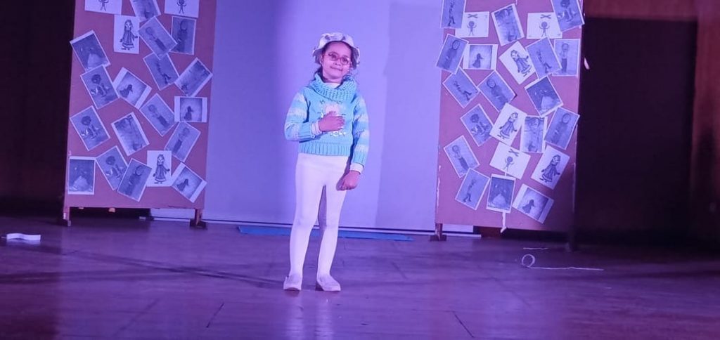 مفاجأة فجرتها الطفلة الصغيرة كنزى محمود هاشم التى لم تتجاوز الثامنة من عمرها على مسرح مدرسة الشبان المسلمين ببنها، خلال التصفيات النهائية لمسابقة وزارة التربية والتعليم في الإلقاء الشعري وعيد الطفولة والعروض المسرحية. قدمت الطفلة كنزى محمود هاشم الطالبة بالصف الثاني الإبتدائي بمدرسة أنس بن مالك الابتدائية ببنها عرضا فنيا بعنوان مونودراما حلم ماريونيت من اخراج ناجى سالم وإشراف أميرة كمال. واستطاعت تلك الطفلة الصغيرة الوصول للتصفيات النهائية من خلال عرض مونودراما جسدت فيه دور انسانه مقيدة في صورة عروسة ماريونيت مربوطة بالحبال تحلم بالحرية والتحرر من كل قيود الجهل . العرض الذي استطاعت فيه الطفلة كنزى تجسيد شخصيتها بإبداع وتفوق دفع لجنة التحكيم ومخرج العرض ومشرفته ووالدها إلى احتضانها وبكائها وتعبيرها عن ذلك البكاء أنها لم تتخيل انها تستطيع أن تنفذ هذا العرض بتلك المهارة والإبداع. وقالت كنزى أنها تتمنى أن تكون فنانة لتحقق حلمها في ذلك لتقدما فنا راقيا معبرا عن الواقع الحقيقي للوطن . وقال ناجى سالم مخرج العمل وموجه المسرح بإدارة بنها التعليمية أن موهبة كنزى دفعته للتفكير في عمل صعب على الجميع تقبل فكرة أن بطلته لم تتعدى الثمان سنوات فهى بمثابة معجزة فنية في زمن افتقدنا فيه تلك النماذج الموهوبة . من جانبه وجه خالد جرامون مدير عام الشئون التنفيذية بمديرية التربية والتعليم بالقليوبية وحسين مصطفى مدير عام إدارة بنها التعليمية التحية والتقدير لتلك الطالبة وأسرتها ومشرفتها وأكدا أن المديرية وإدارة بنها ستدعم تلك الطفلة وستعمل على توفير كافة سبل الرعاية لها .  قال أحمد ذكى مدير الشئون التنفيذية بإدارة بنها إنه سيتم التنسيق مع توجيه المسرح بإدارة بنها لعمل ورش عمل وتدريبات لها لصقلها فنيا وفكريا وتأهيلها لتحقيق حلمها إلى جانب رعايتها علميا وفكريا يذكر أن كنزى محمود هاشم شاركت في عدد من المسابقات منها سلسلة نصائح الست نوسه عن التوعية بأهمية نقطة المياة .