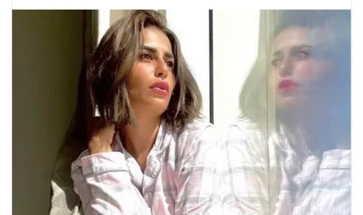 منه فضالي في أحدث ظهور لها علي الإنستجرام ...والمتابعين"قمر في كل حلاتك يافنانة" نشرت الفنانة "منة فضالي " صورة جديدة لها عبر صفحتها الرسمية علي موقع التواصل الاجتماعي لتبادل الصور والفيديوهات القصيرة "إنستجرام". وظهرت الفنانة وهي ترتدي ملابس رياضية من داخل منزلها وهي في لوك جديد لشعرها بعد قصة ،معلقةً: "لما الحياة تتغير عليك للأصعب غير أنت نفسك عشان تبقي جامد". وجاءت تعليقات المتابعين "القمر"،"إية الحلاوة دية"، "قمر في كل حلاتك يافنانة"،"عندك حق يانجمة". وتشارك منة فضالي في فيلم “ميني بار”، والذي كان صناعه وأبطاله توقفوا عن تصويره منذ أكثر من عام بعد أن انتهوا من تصوير أكثر من 40% من مشاهده الداخلية والخارجية، ولكنه توقف لعدة أسباب، من بينها تداعيات وانتشار فيروس كورونا (كوفيد- 19) مما أثر على انخفاض نسبة التشغيل فى دور العرض السينمائى التى وصلت إلى 50% قبل أن تزيد فى الآونة المنقضية إلى 70%، مما ساعد على التحفيز والرجوع إلى البلاتو من جديد . فيلم «مينى بار» يتضمن كوكبة ونخبة من النجوم ، ويعد أبرزهم النجم نضال الشافعى، مدحت تيخا، صلاح عبد الله، أمينة ، منه فضالى، راندا البحيرى، محمد أتوكا، طاهر أبو ليلة، علاء مرسى، روان فؤاد، ياسر الزنكلونى، محمود فارس، علاء زينهم، حسن عبد الفتاح، صبرى عبد المنعم، إبراهيم المصرى، إبرام سمير، مارى وجيه، الكابتن لوشا، المطرب العراقى محمد السالم، بسام كارم، ماجد إسكندر، محمد السنى وآخرين ومجموعة من ضيوف الشرف، ويعد أبرزهم النجم ميدو عادل، ياسر على ماهر، الفنان الراحل فايق عزب.
