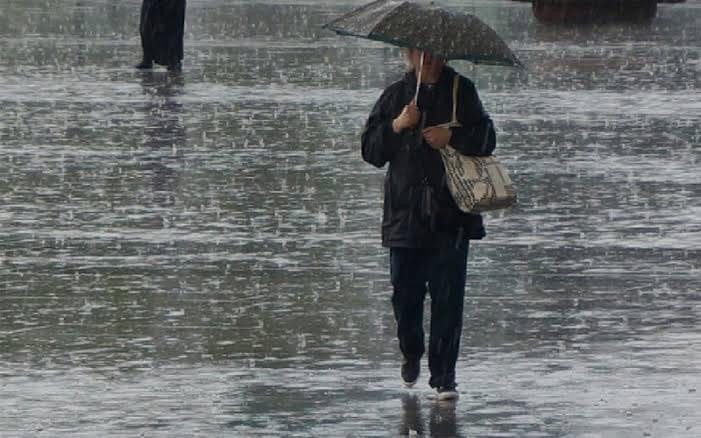 الأرصاد تحذر من طقس الأحد ...والعظمى بالقاهرة 15 انخفاض ملحوظ فى درجات الحرارة تدريجيا مع تقدم ساعات يوم غدا الاحد، وتسجل يوم الاثنين ١٥ والصغرى ٩ و تصل لمستوى الصقيع على شمال الصعيد و تساقط الثلوج على مرتفعات وسط و جنوب سيناء. كما تتساقط الأمطار تدريجيا مع تقدم ساعات غدا الاحد غربا وتمتد تدريجياً على محافظات شمال مصر مع ساعات المساء والليل وفجر الاثنين. تكون الأمطار غزيرة إلى رعدية على مناطق من السواحل الشمالية وشمال الدلتا، كما تتفاوت شدة الأمطار الى غزيرة على الدلتا والقاهرة و تكون متفاوتة الشدة أغلبها خفيفة ومتوسطة على شمال الصعيد ومدن القناة و سيناء وشمال خليج السويس . وتنشط الرياح الجنوبية الغربية المحملة بالرمال والأتربة مما يؤدى لانخفاض مدى الرؤية الأفقية على بعض المناطق الاثنين تنشط الرياح الشمالية غربية والغربية مثيرة للرمال والأتربة سرعة الرياح وهباتها بشكل عام تسجل من ٢٥~٥٠ كلم تتخطاها على البحر المتوسط . تؤدى الرياح إلى اضطراب البحر المتوسط ويصل ارتفاع الموج ٣.٥ ~٤.٥ متر ليصبح غير مناسب للأنشطة البحرية . كما حذرت هيئة الأرصاد الجوية كل من يعانى من امراض التنفس عدم الخروج أثناء نشاط الرياح والرمال والأتربة أو اتخاذ الاحتياطات اللازمة، وتثقيل الملابس بشكل مناسب خاصة للأطفال والحفاظ عليهم من الخروج فى تلك الأجواء المتقلبة . وتوخى الحذر عند القيادة على الطرق خاصة السريعة عند سقوط الأمطار أو بعدها . كما نبهت علي عدم ملامسة مصادر الكهرباء نظرا لتساقط الأمطار .
